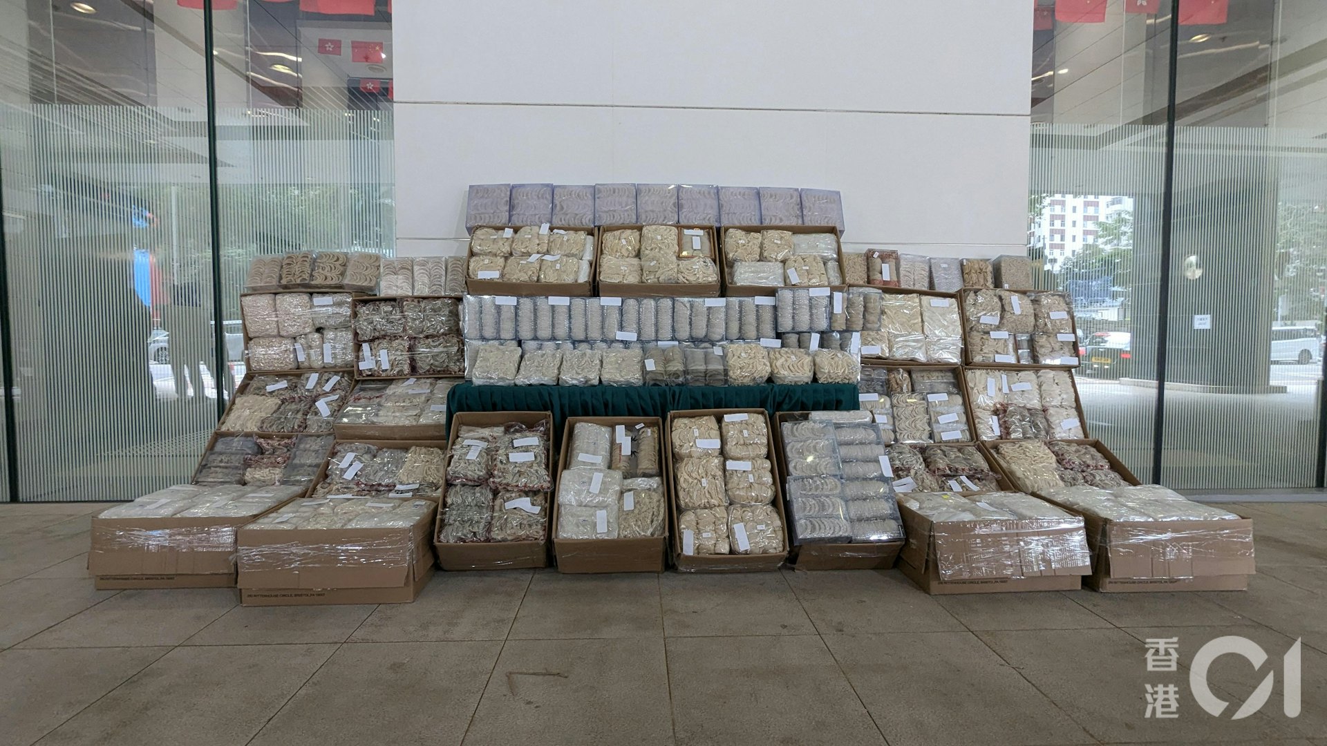 人員檢獲438公斤懷疑走私燕窩,當中大部分屬於高價值的燕盞,總值約3200萬港元。(黃偉民攝) 人員檢獲438公斤懷疑走私燕窩,當中大部分屬於高價值的燕盞,總值約3200萬港元。(黃偉民攝)