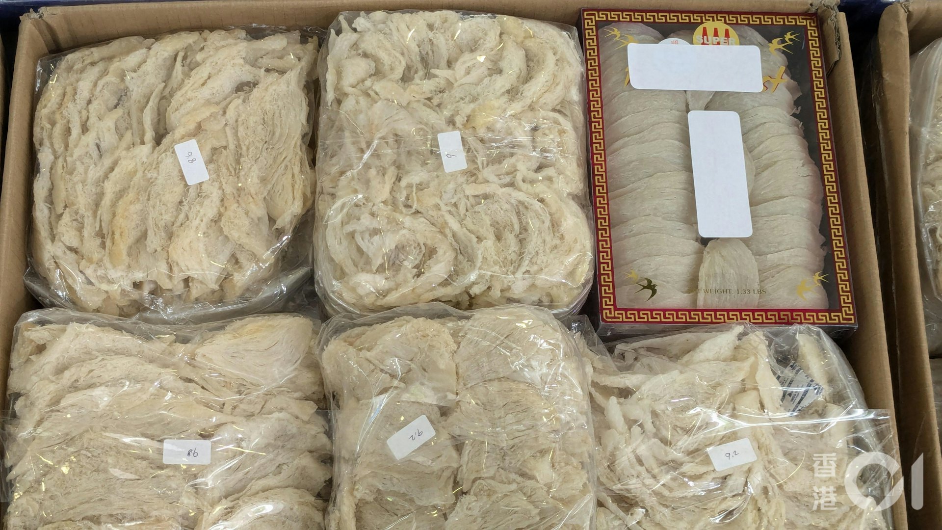 人員在報稱載有電子遊戲機的中型貨車,發現當中混有438公斤的懷疑走私燕窩。(黃偉民攝) 人員在報稱載有電子遊戲機的中型貨車,發現當中混有438公斤的懷疑走私燕窩。(黃偉民攝)