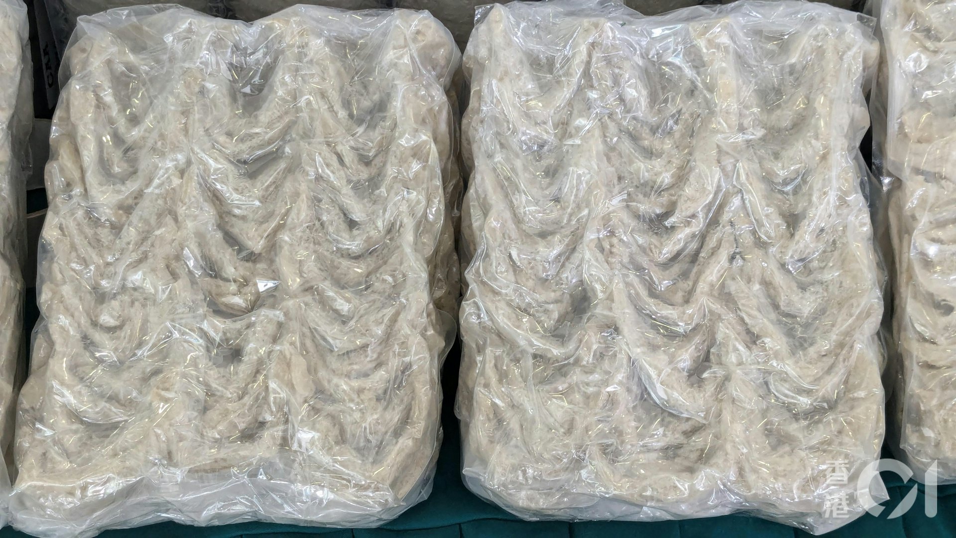 人員在報稱載有電子遊戲機的中型貨車,發現當中混有438公斤的懷疑走私燕窩。(黃偉民攝) 人員在報稱載有電子遊戲機的中型貨車,發現當中混有438公斤的懷疑走私燕窩。(黃偉民攝)