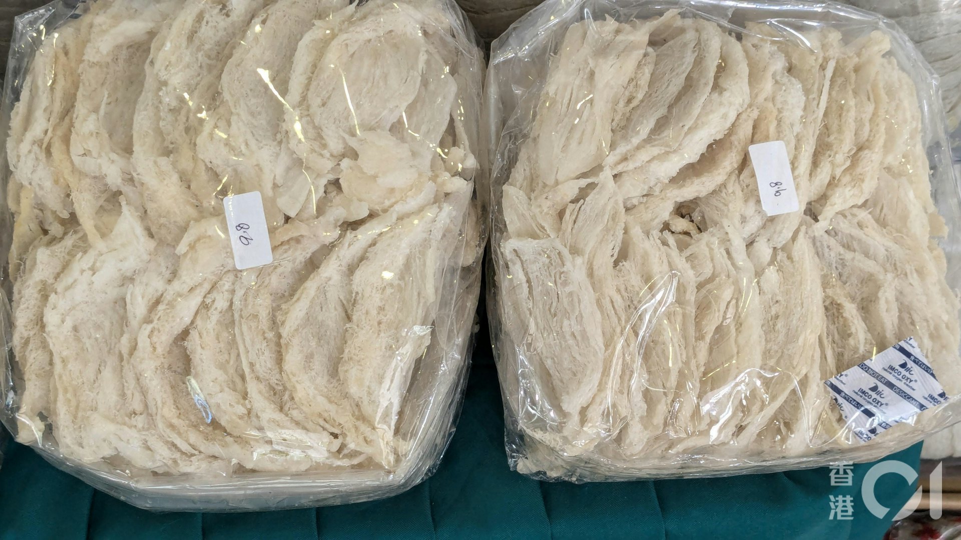 人員在報稱載有電子遊戲機的中型貨車,發現當中混有438公斤的懷疑走私燕窩。(黃偉民攝) 人員在報稱載有電子遊戲機的中型貨車,發現當中混有438公斤的懷疑走私燕窩。(黃偉民攝)