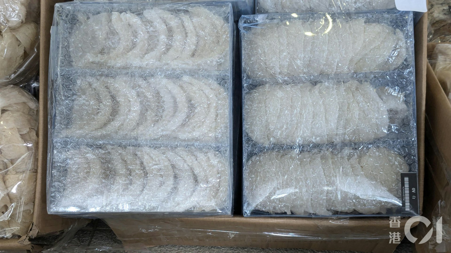 人員在報稱載有電子遊戲機的中型貨車,發現當中混有438公斤的懷疑走私燕窩。(黃偉民攝) 人員在報稱載有電子遊戲機的中型貨車,發現當中混有438公斤的懷疑走私燕窩。(黃偉民攝)