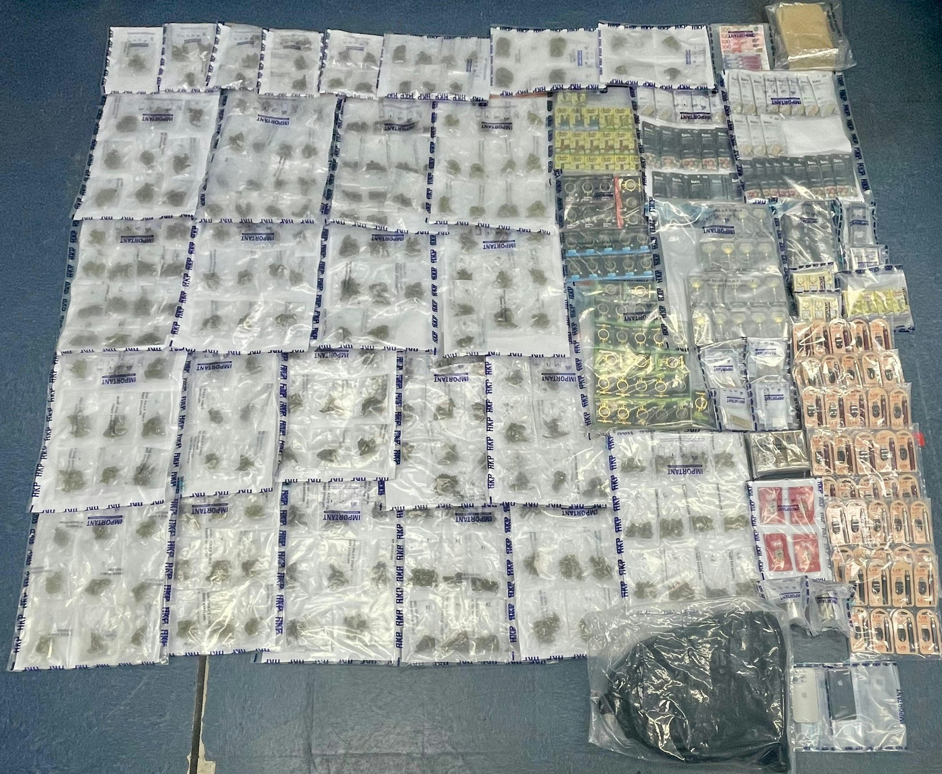 警方檢獲約231包重約2.6公斤懷疑大麻花、4支懷疑大麻煙、146支懷疑大麻油、22粒懷疑大麻糖果及20張懷疑「毒郵票」,合共市值約68萬元。(警方圖片) 警方檢獲約231包重約2.6公斤懷疑大麻花、4支懷疑大麻煙、146支懷疑大麻油、22粒懷疑大麻糖果及20張懷疑「毒郵票」,合共市值約68萬元。(警方圖片)