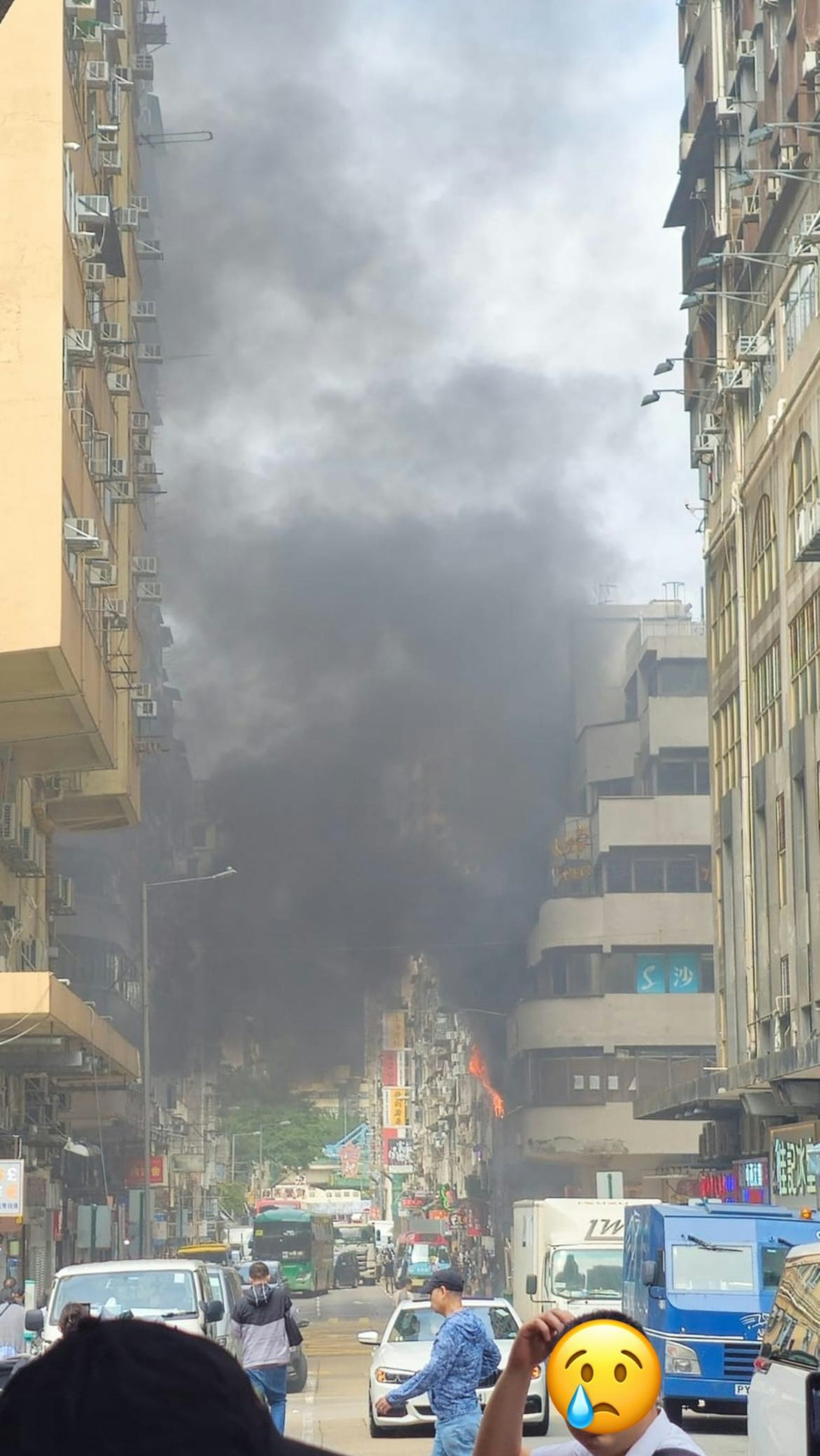 佐敦上海街一單位發生火警,濃煙席捲上空,有火舌噴出。(香港突發事故報料區及討論區/Dwayne Mianca Groot) 佐敦上海街一單位發生火警,濃煙席捲上空,有火舌噴出。(香港突發事故報料區及討論區/Dwayne Mianca Groot)