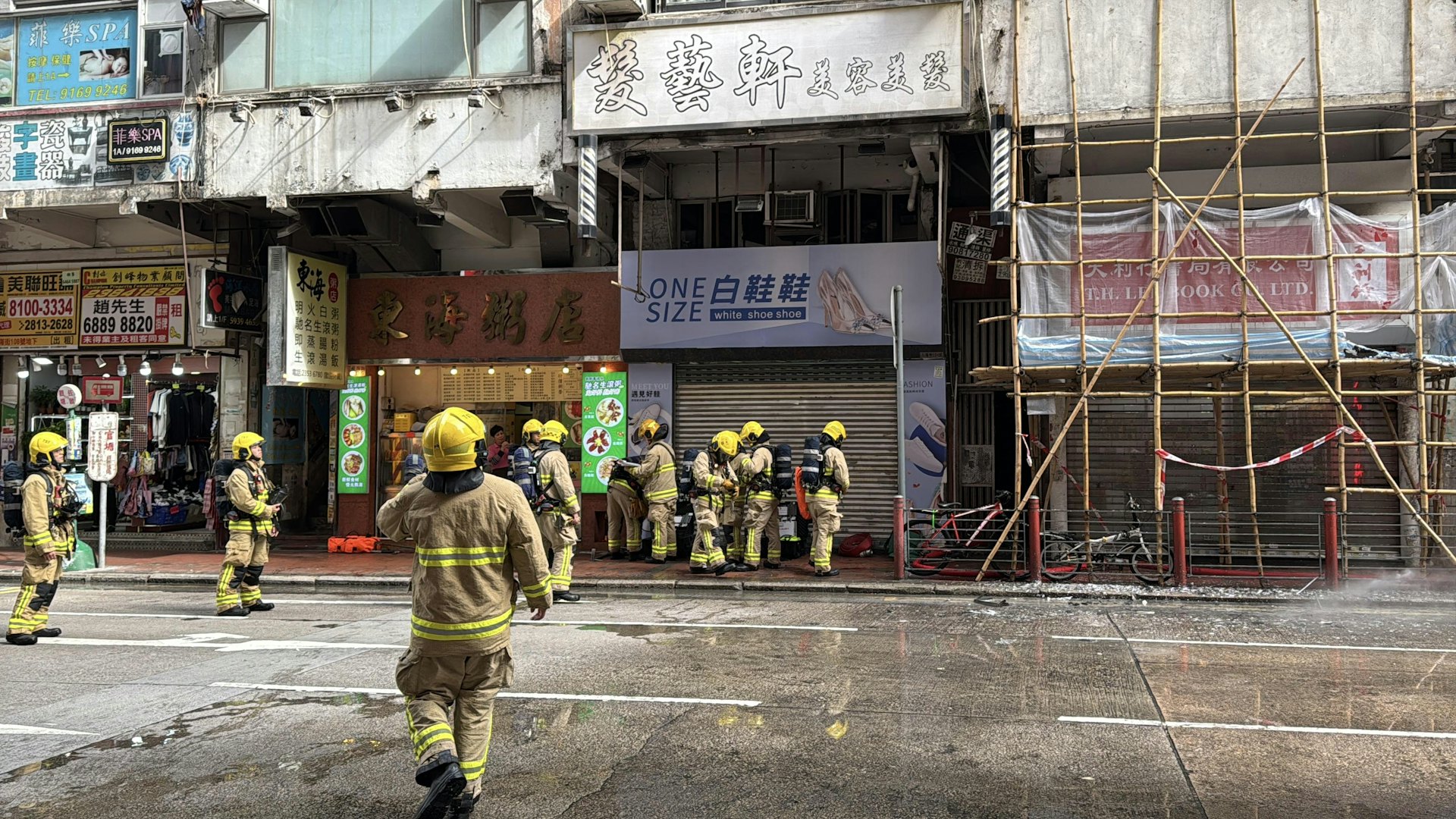 消防到場灌救。(翁鈺輝攝) 消防到場灌救。(翁鈺輝攝)