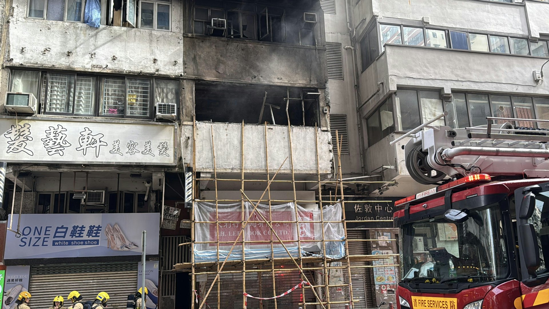 一樓單位焚毀,大廈外牆熏黑。(翁鈺輝攝) 一樓單位焚毀,大廈外牆熏黑。(翁鈺輝攝)