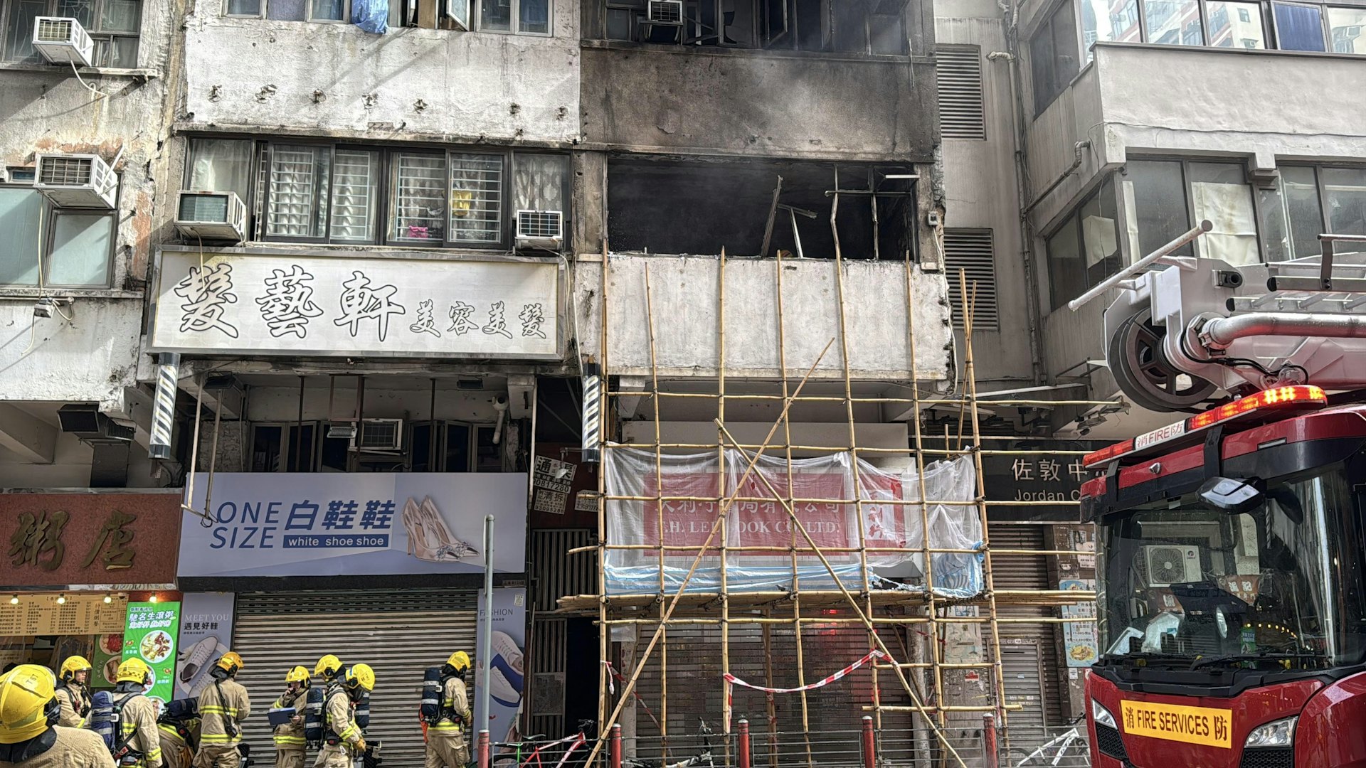 消防到場灌救。(翁鈺輝攝) 消防到場灌救。(翁鈺輝攝)