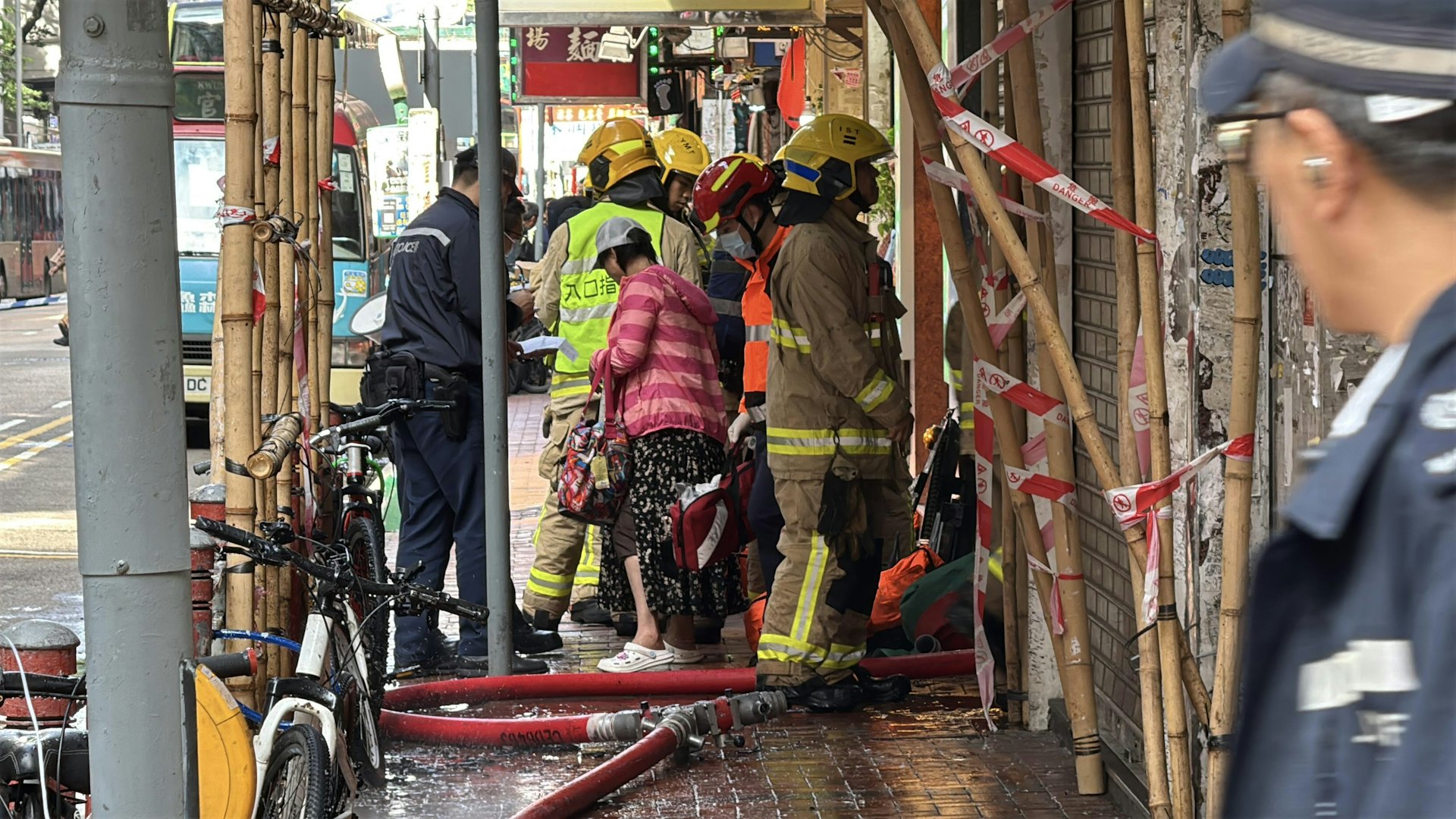 一名女街坊(間條衫)經檢驗無恙,毋須送院。(翁鈺輝攝) 一名女街坊(間條衫)經檢驗無恙,毋須送院。(翁鈺輝攝)
