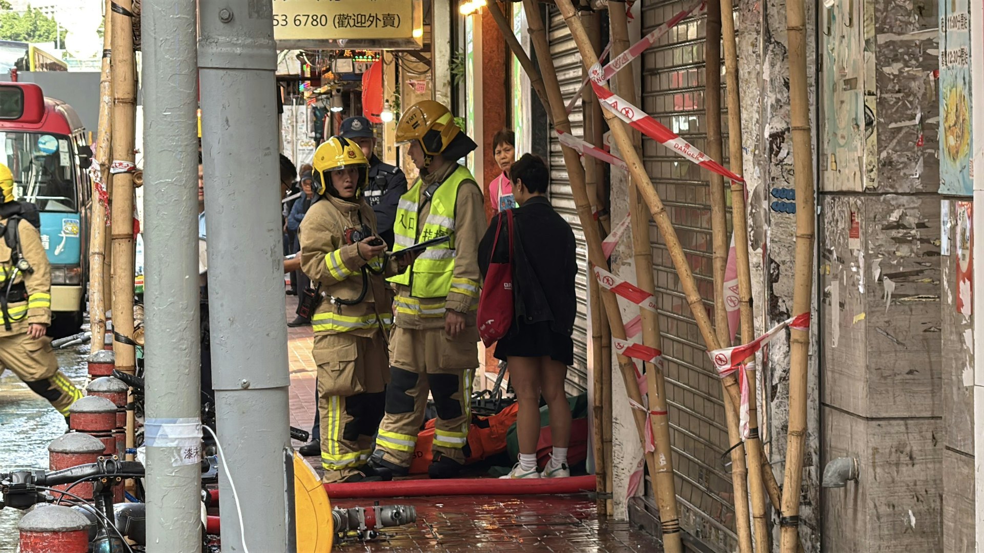另一名女子亦送院檢查。(翁鈺輝攝) 另一名女子亦送院檢查。(翁鈺輝攝)