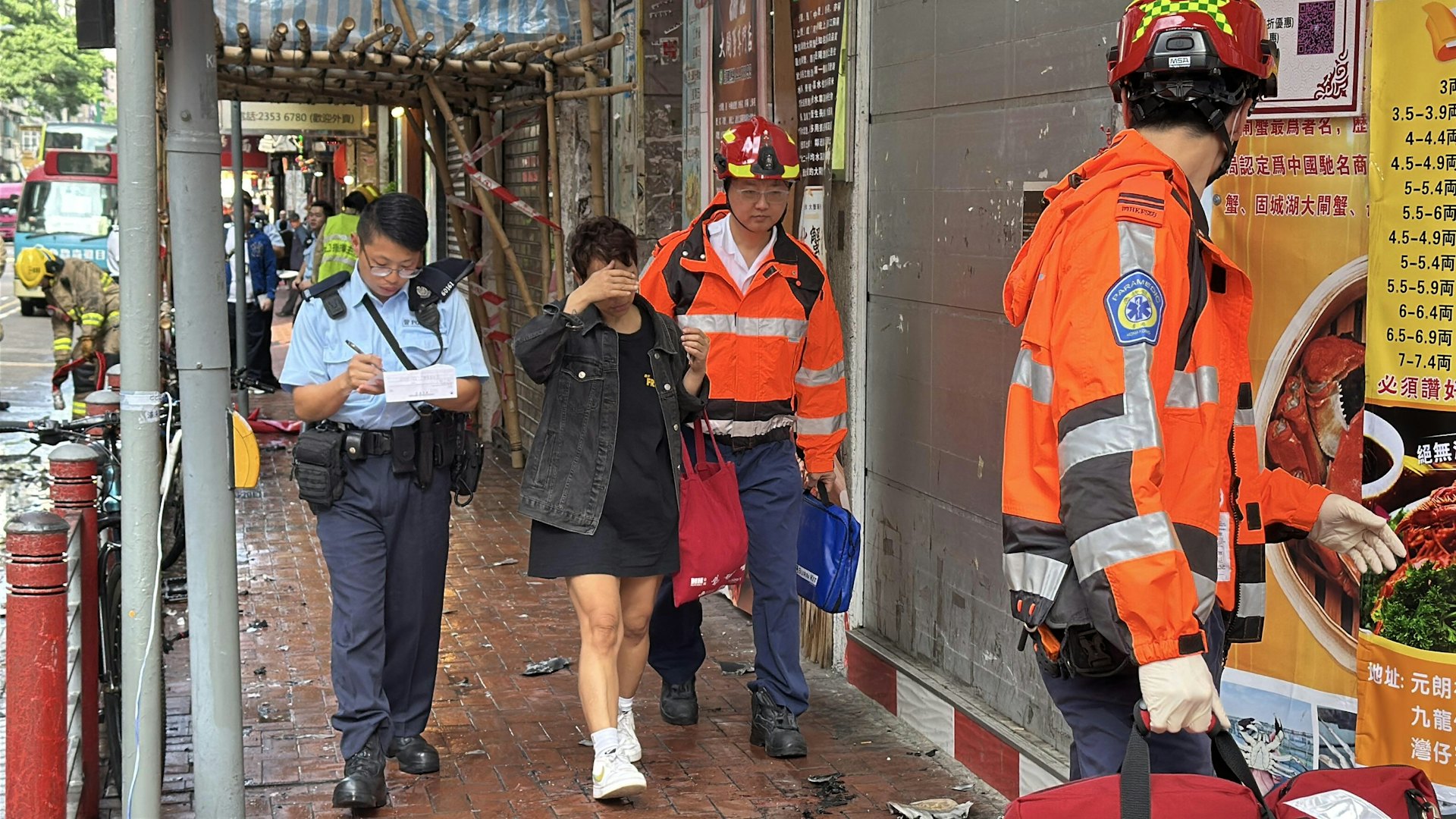 另一名女子亦送院檢查。(翁鈺輝攝) 另一名女子亦送院檢查。(翁鈺輝攝)