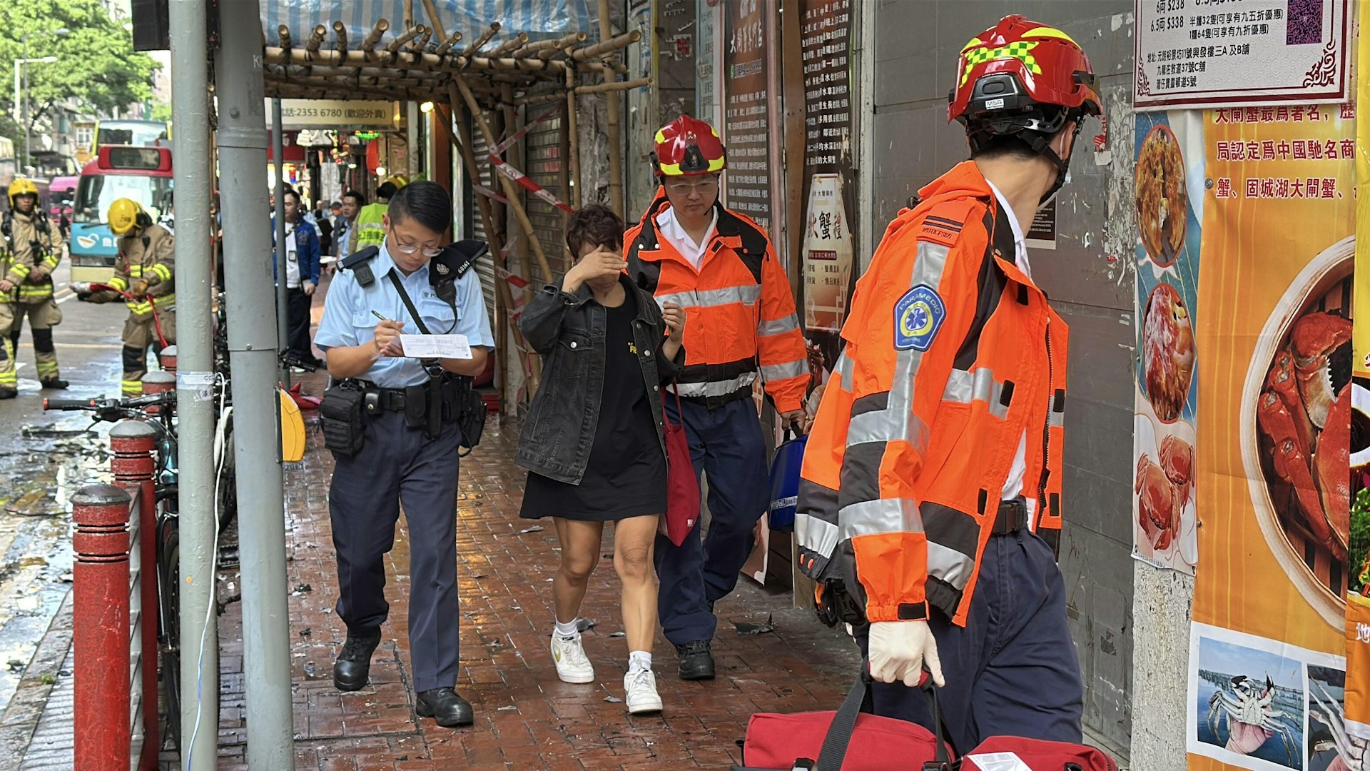 另一名女子亦送院檢查。(翁鈺輝攝) 另一名女子亦送院檢查。(翁鈺輝攝)