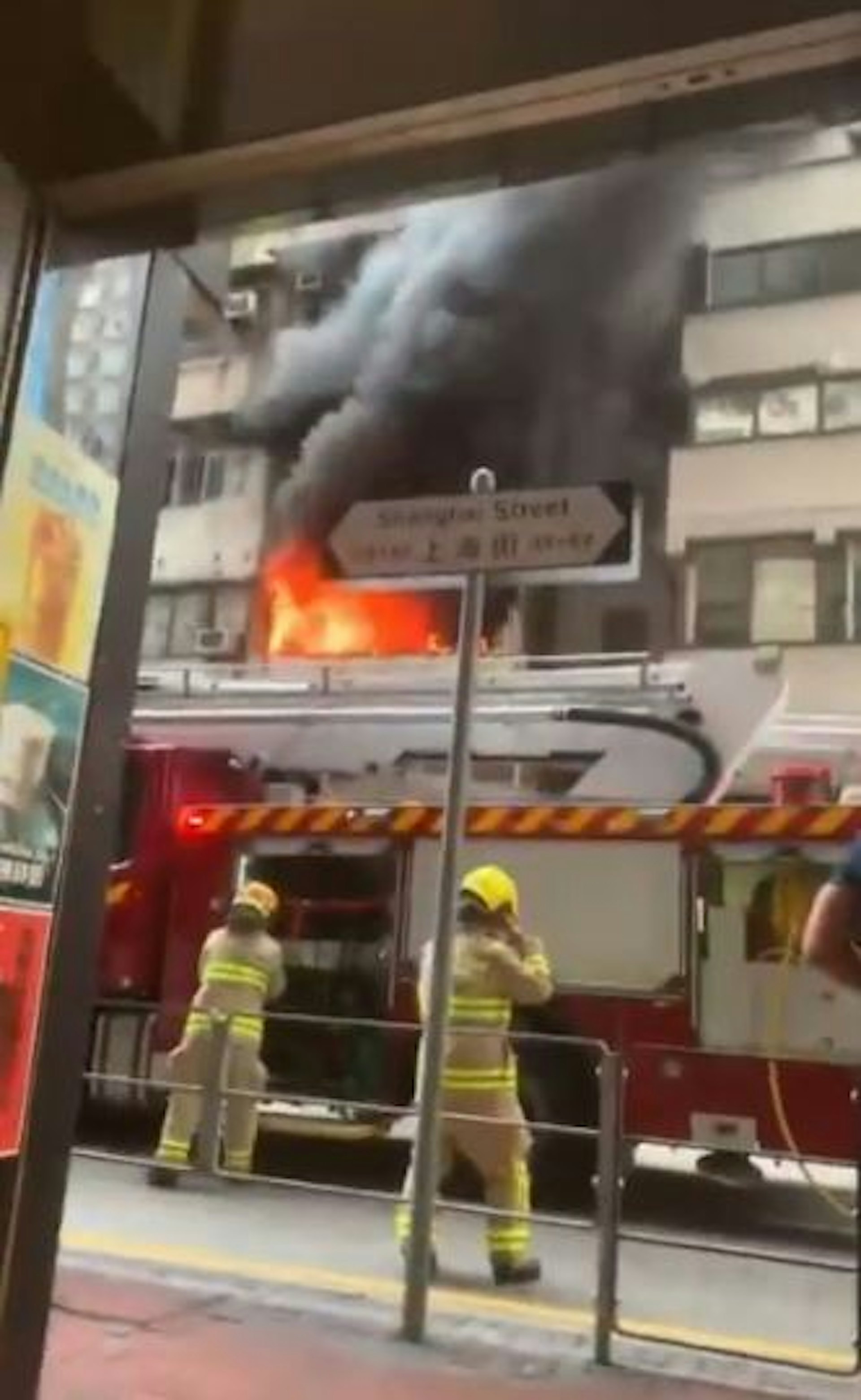 單位陷入火海,黑煙直捲上半空。(讀者提供) 單位陷入火海,黑煙直捲上半空。(讀者提供)