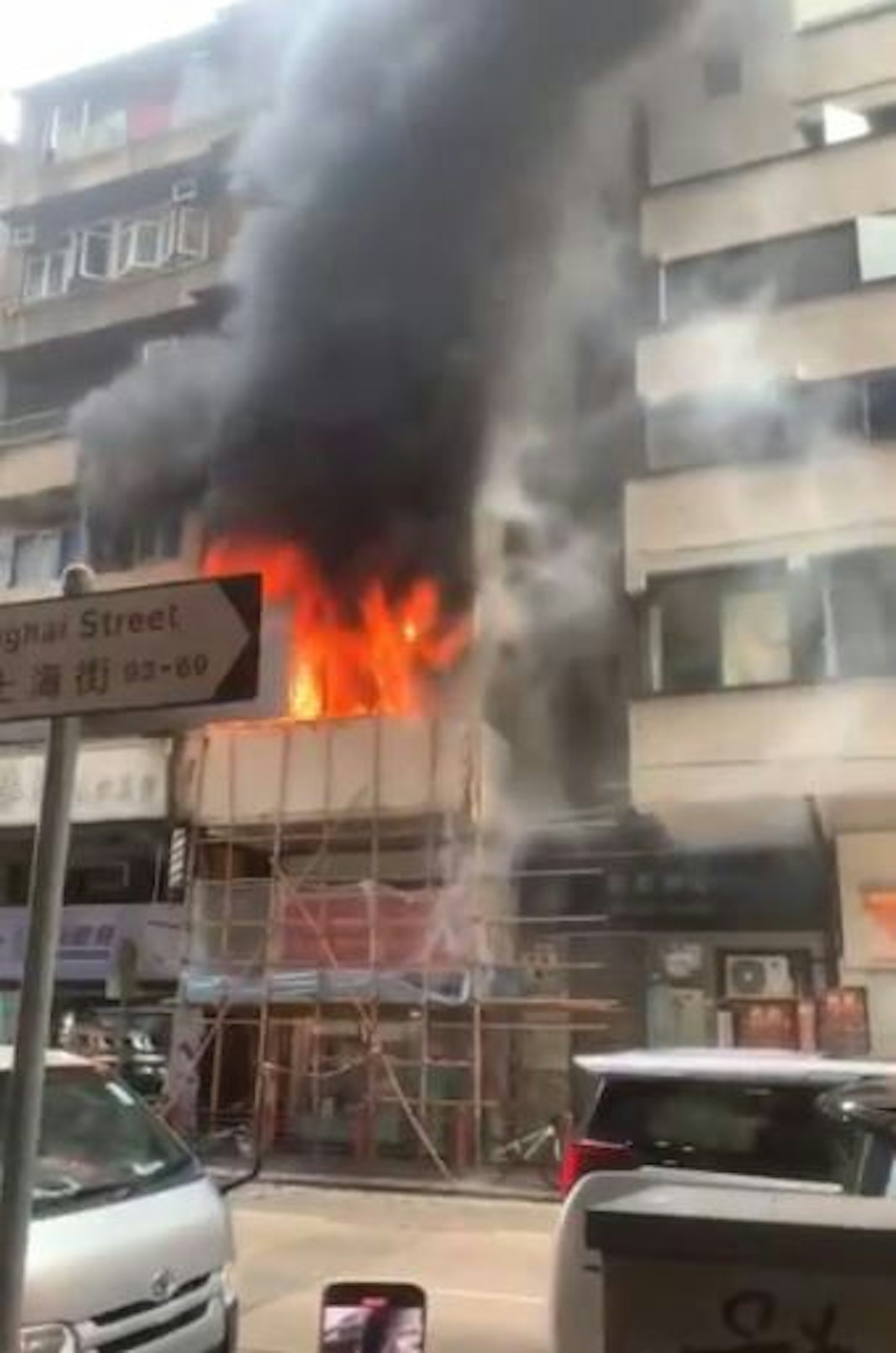 單位陷入火海,黑煙直捲上半空。(讀者提供) 單位陷入火海,黑煙直捲上半空。(讀者提供)