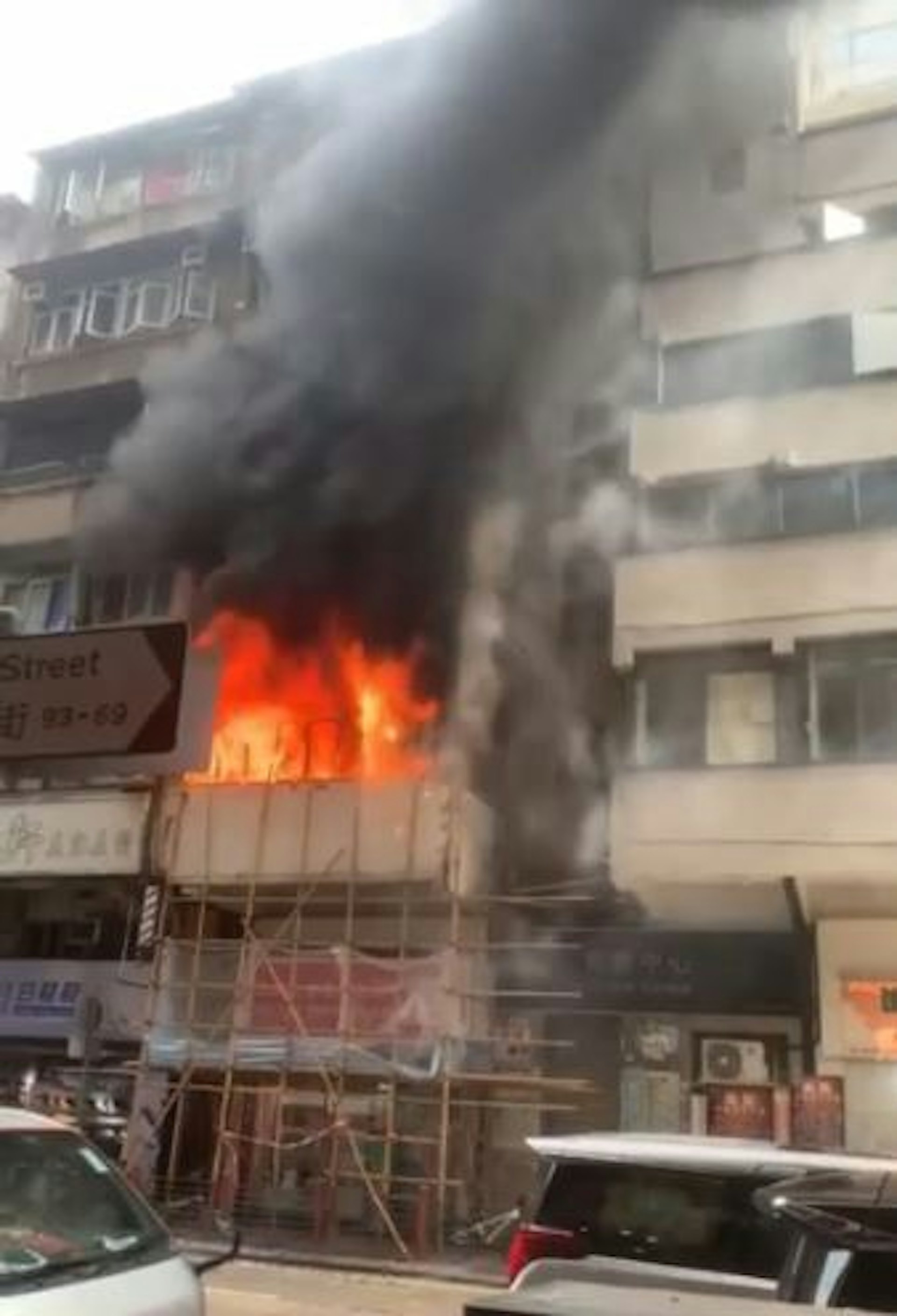 單位陷入火海,黑煙直捲上半空。(讀者提供) 單位陷入火海,黑煙直捲上半空。(讀者提供)