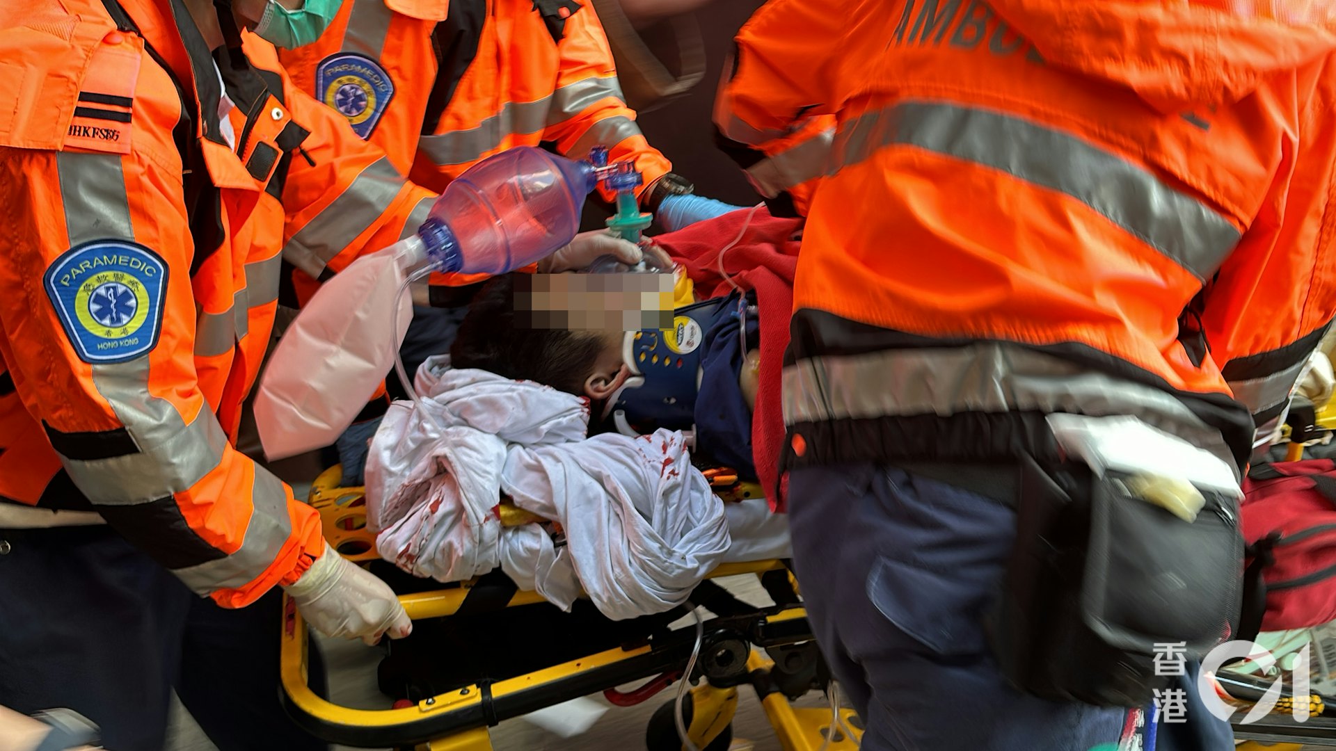 中環歐陸貿易中心一名男工人維修扶手電梯時跌入坑槽被困,逾一小時後被救出,昏迷送院搶救。(陳浩然攝) 中環歐陸貿易中心一名男工人維修扶手電梯時跌入坑槽被困,逾一小時後被救出,昏迷送院搶救。(陳浩然攝)