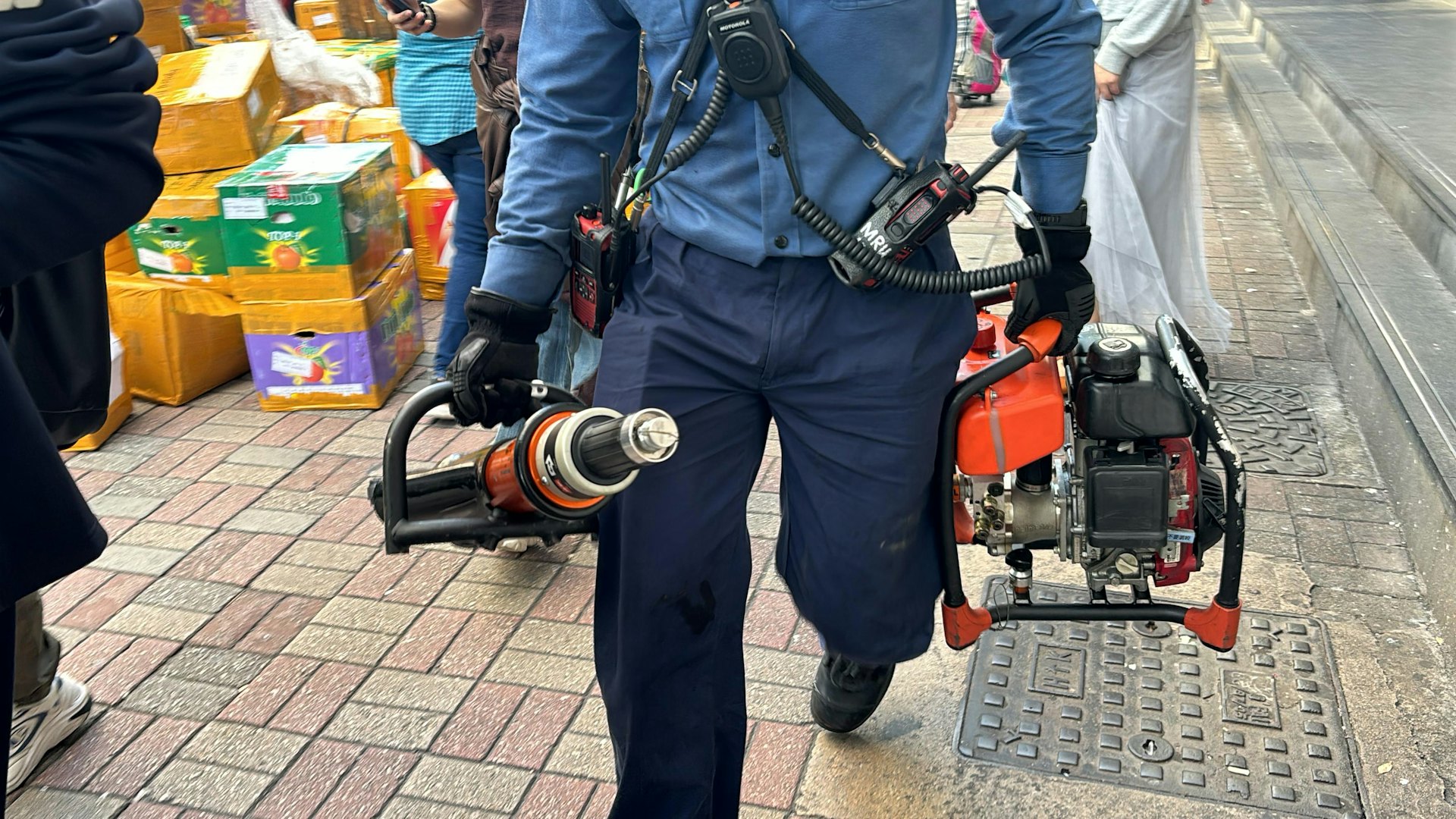 中環歐陸貿易中心一名男工人維修扶手電梯時跌入坑槽被困,消防帶同工贖到場拯救。(陳浩然攝) 中環歐陸貿易中心一名男工人維修扶手電梯時跌入坑槽被困,消防帶同工贖到場拯救。(陳浩然攝)