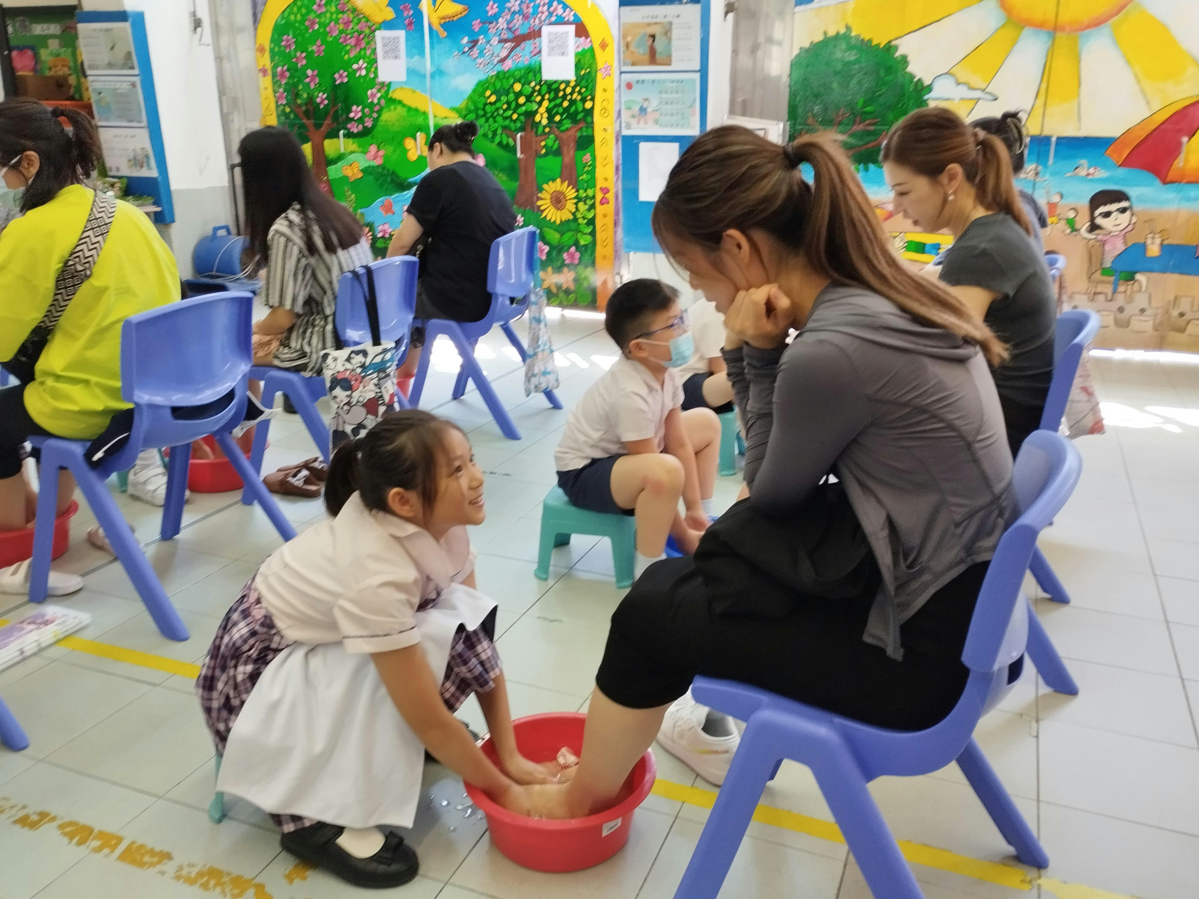 透過「幫家人洗腳」活動，學生與家人建立更親密的關係，家長從中給予支持和鼓勵。（張樂霈校長提供）