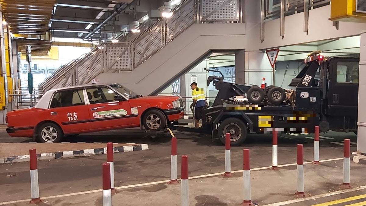 警荃灣打擊違泊發670告票傳票拖走兩車 一男駕電動單車涉5罪被捕 警荃灣打擊違泊發670告票傳票拖走兩車 一男駕電動單車涉5罪被捕