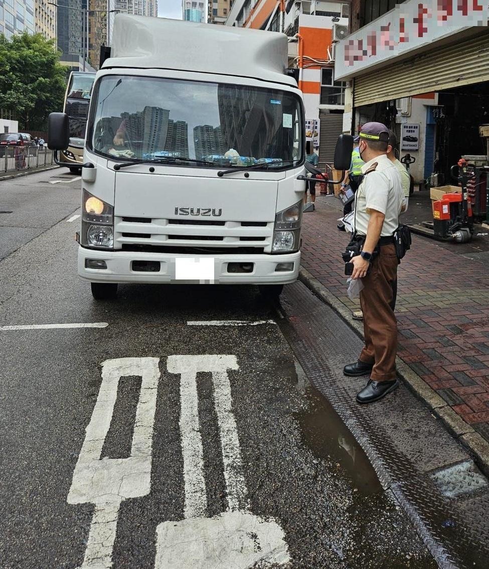 警方在荃灣區打擊巴士站、公共小巴站及的士站違例停泊而造成阻礙的車輛，共發出651張定額罰款通知書及19張法庭傳票，並拖移兩輛造成嚴重阻塞的車輛。（警方提供）