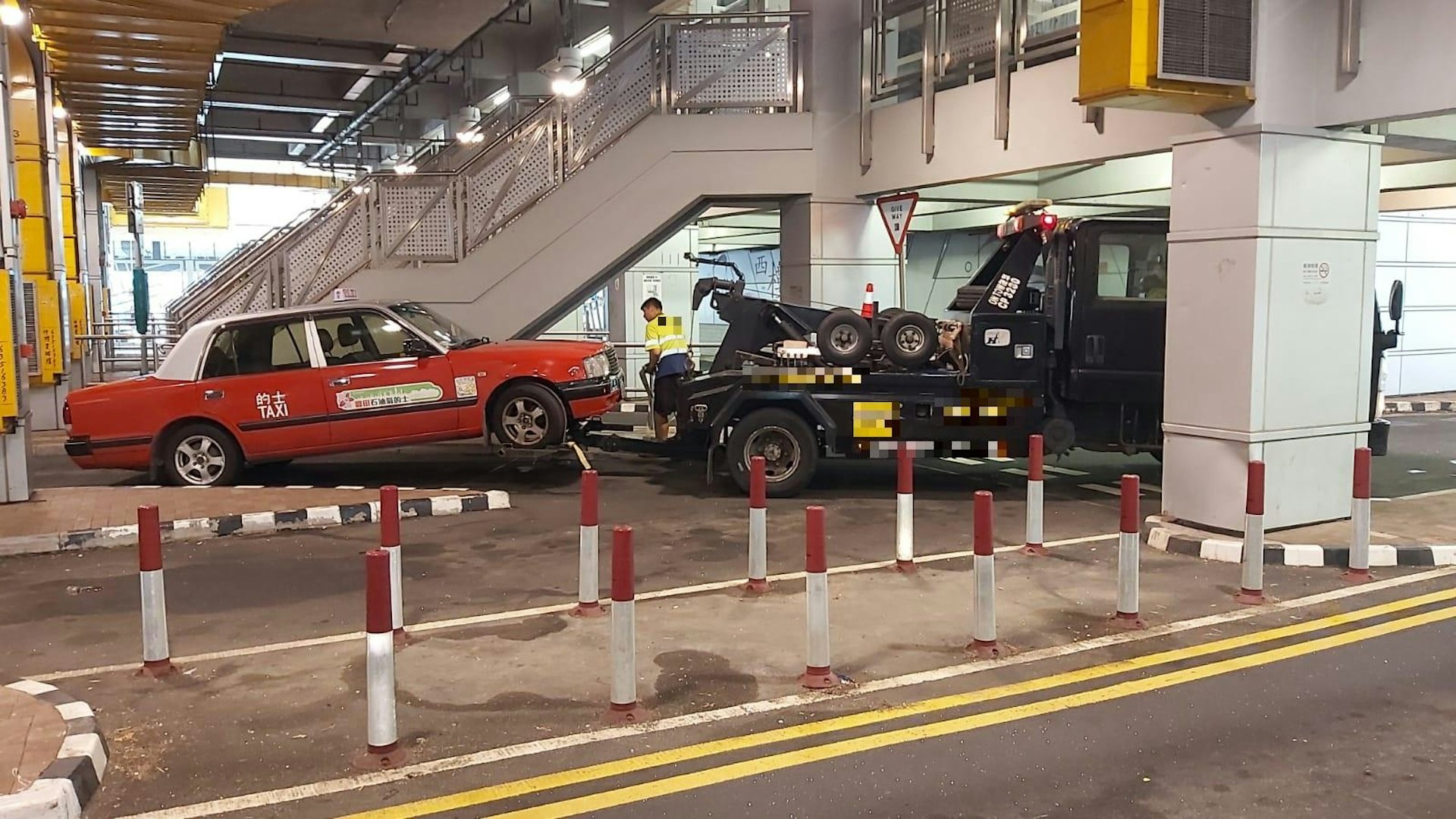 警方在荃灣區打擊巴士站、公共小巴站及的士站違例停泊而造成阻礙的車輛,共發出651張定額罰款通知書及19張法庭傳票,並拖移兩輛造成嚴重阻塞的車輛。(警方提供) 警方在荃灣區打擊巴士站、公共小巴站及的士站違例停泊而造成阻礙的車輛,共發出651張定額罰款通知書及19張法庭傳票,並拖移兩輛造成嚴重阻塞的車輛。(警方提供)