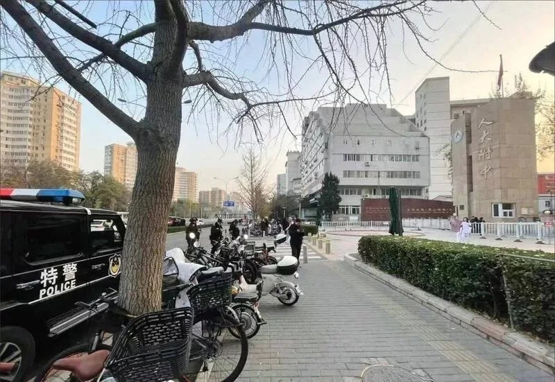 特警驻守中国人民大学附中 引发网络热议