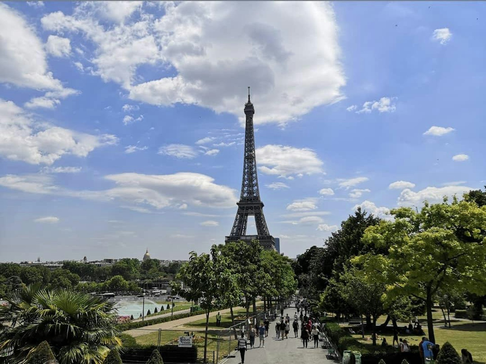 法國作為熱門留學目的地,以其濃厚的文化底蘊、卓越的科研創新以及與業界緊密聯繫的商學院而聞名。 法國作為熱門留學目的地,以其濃厚的文化底蘊、卓越的科研創新以及與業界緊密聯繫的商學院而聞名。