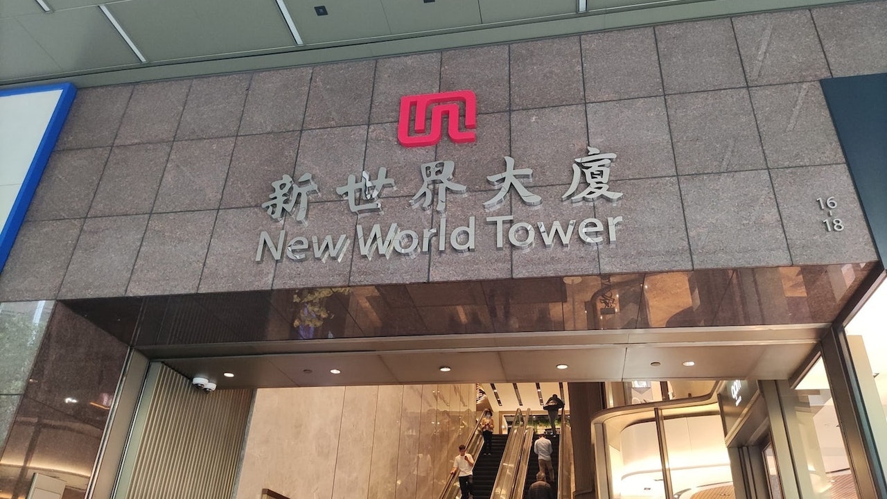恒生指數季檢 新世界被剔出 快手及新東方染藍 數目增至83隻 恒生指數季檢 新世界被剔出 快手及新東方染藍 數目增至83隻