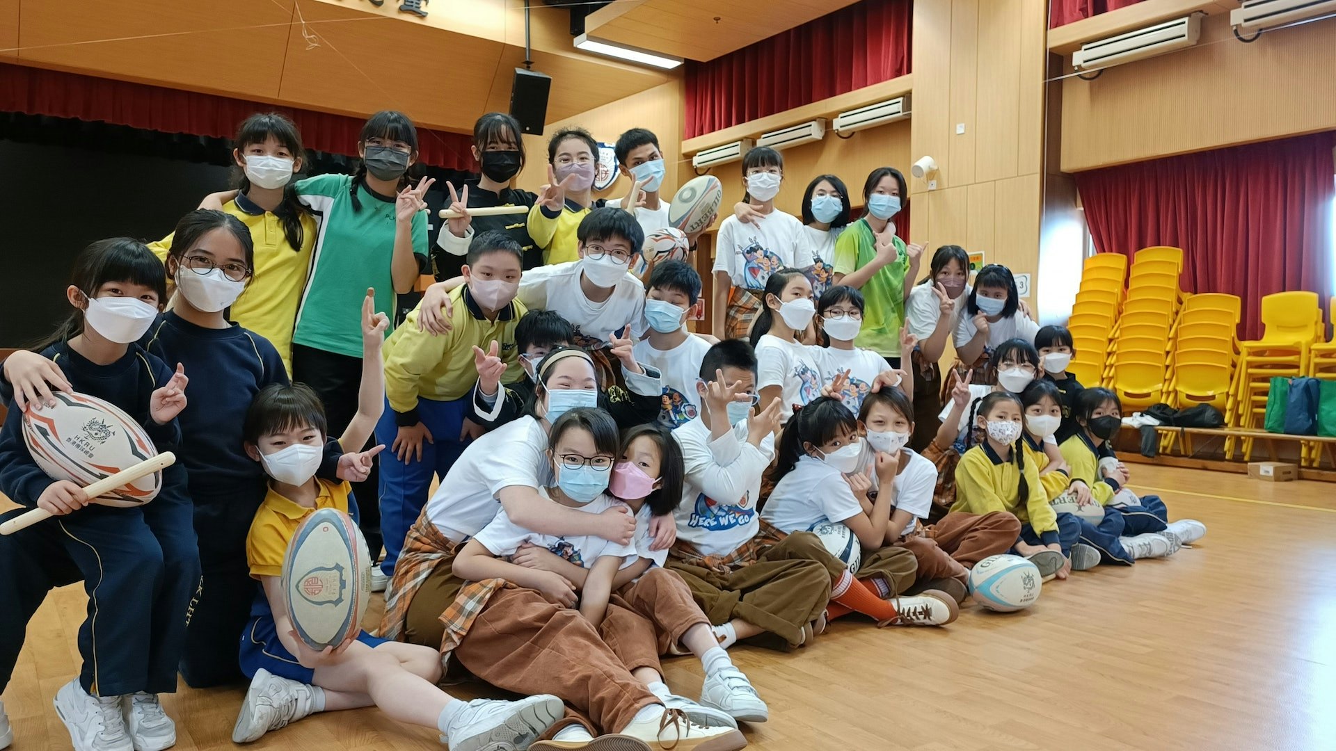 舞團成員數目由最初的20多個學生逐漸增加至70多名成員,不少學生因此成為互相尊重、富有同理心、關懷及欣賞對方的朋友。(保良局提供) 舞團成員數目由最初的20多個學生逐漸增加至70多名成員,不少學生因此成為互相尊重、富有同理心、關懷及欣賞對方的朋友。(保良局提供)