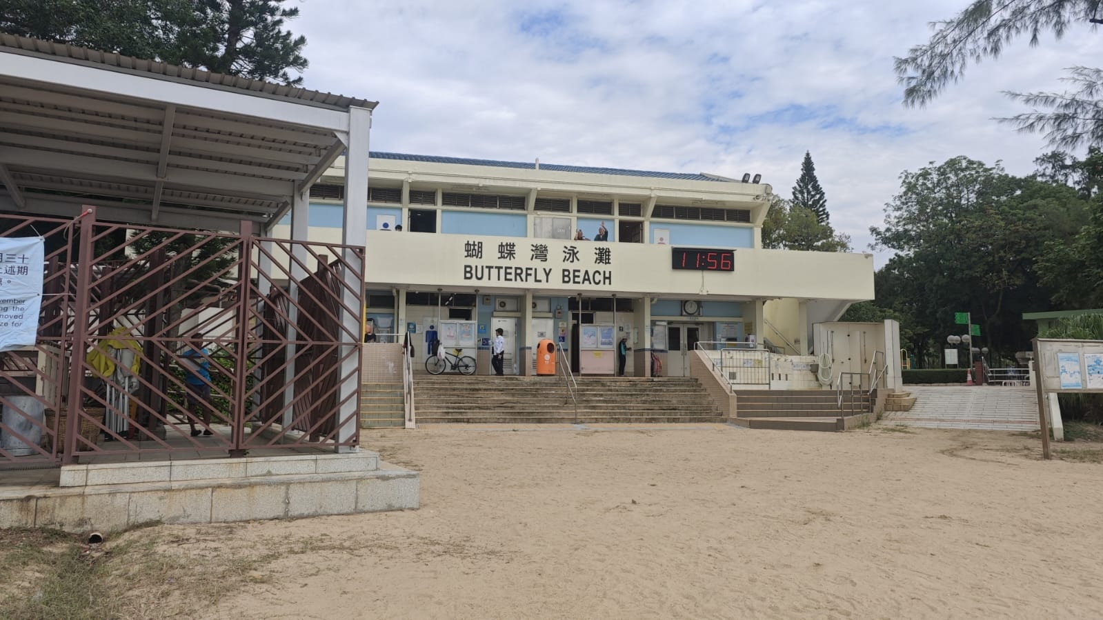 屯門蝴蝶灣泳灘老翁疑遇溺昏迷　救生員救起送院惜告不治