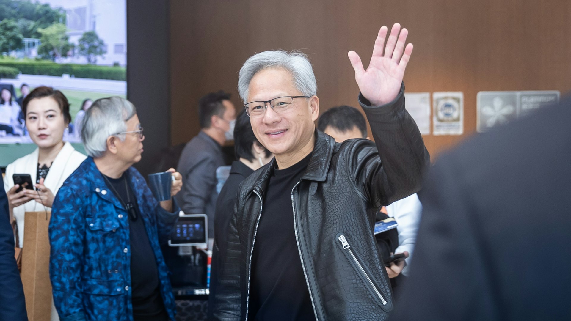 英偉達(Nvidia,又譯輝達)行政總裁黃仁勳淨資產在收盤時縮水了208億美元,從1244億美元跌至1,037億美元,從福布斯即時億萬富翁排行榜的第10位跌至第17位。(廖雁雄攝) 英偉達(Nvidia,又譯輝達)行政總裁黃仁勳淨資產在收盤時縮水了208億美元,從1244億美元跌至1,037億美元,從福布斯即時億萬富翁排行榜的第10位跌至第17位。(廖雁雄攝)