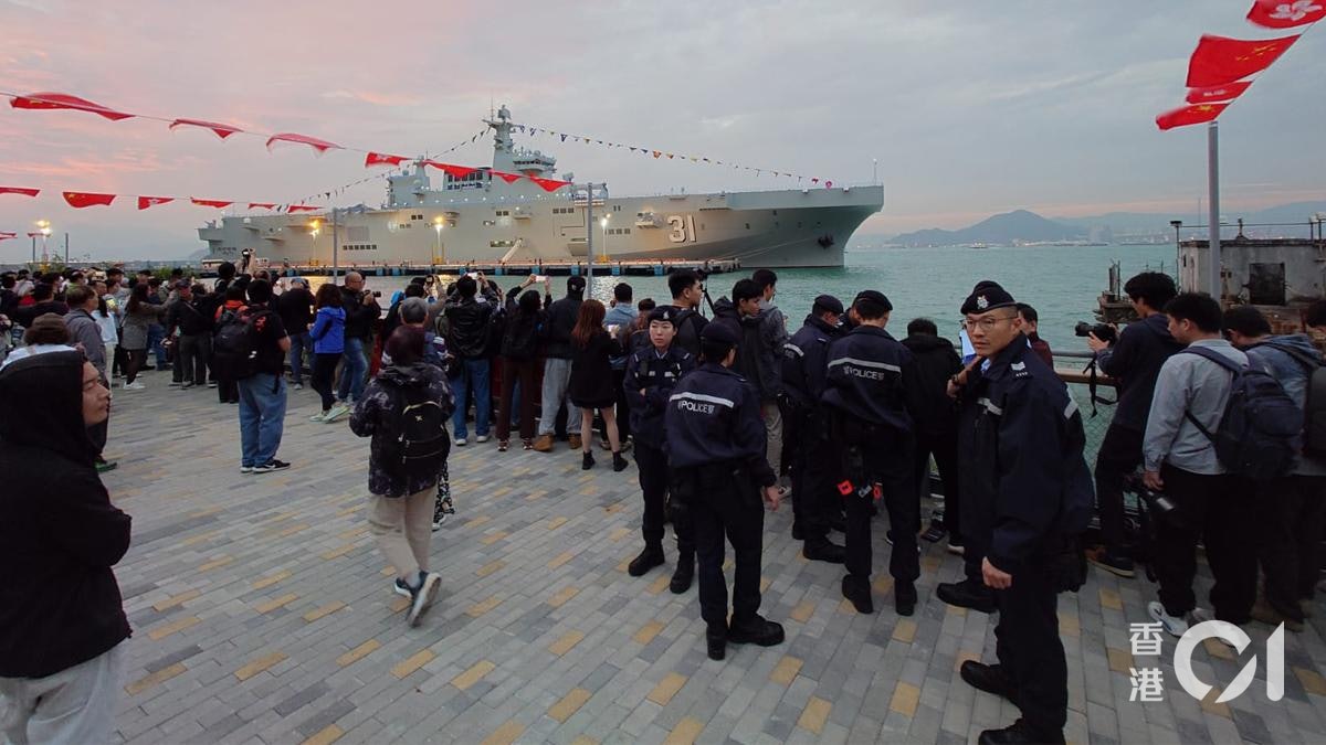 解放軍軍艦訪港五日 民航處設限飛區 西環兩男涉放無人機被捕 解放軍軍艦訪港五日 民航處設限飛區 西環兩男涉放無人機被捕