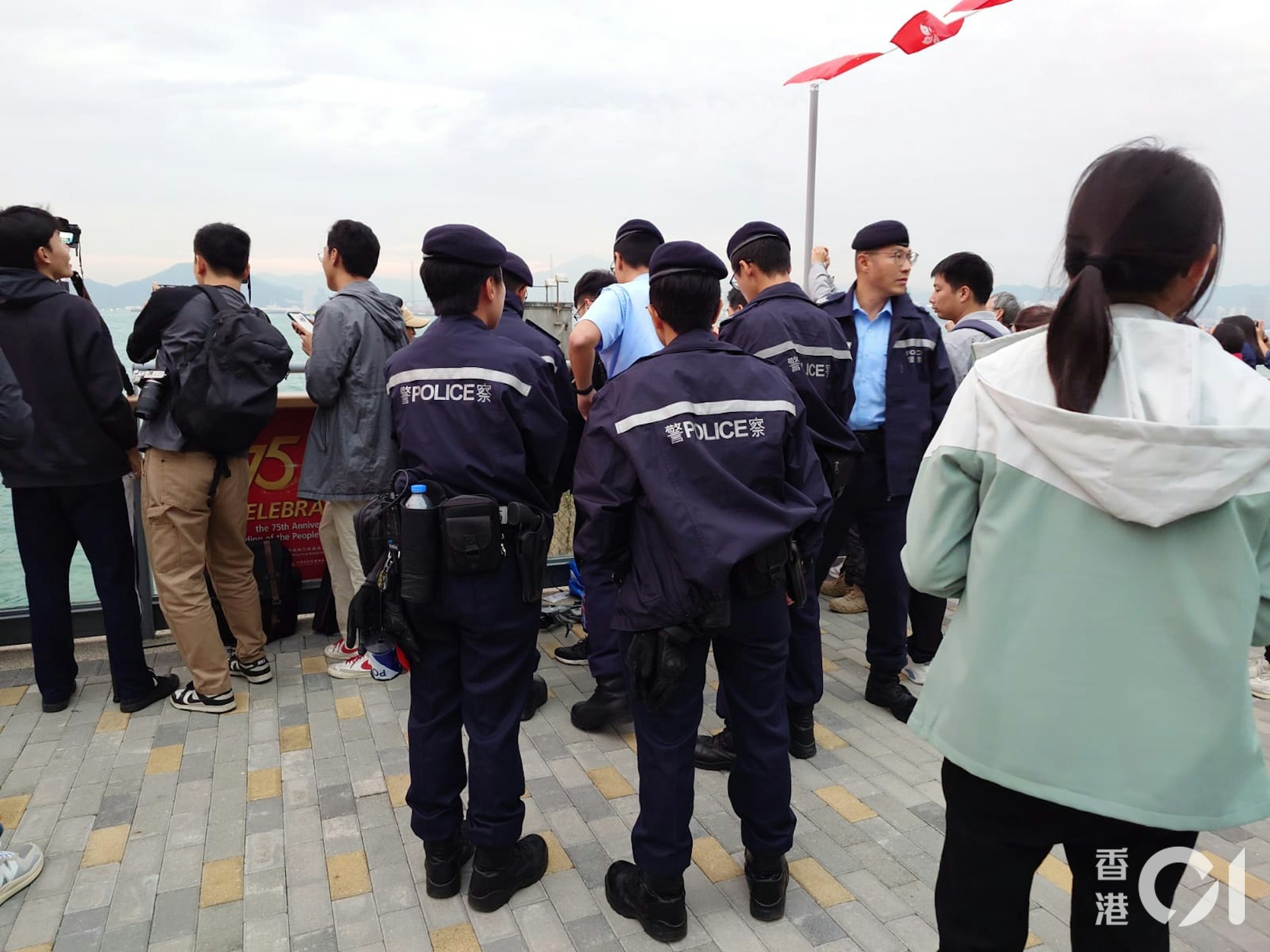 軍艦訪港吸引大批市民到場影相,警員在場維持秩序。(劉定安攝) 軍艦訪港吸引大批市民到場影相,警員在場維持秩序。(劉定安攝)