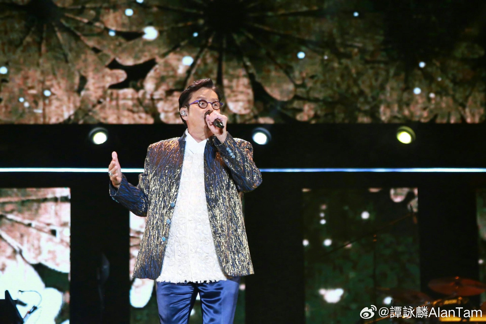 譚詠麟在內地各城市舉行《譚詠麟經典傳奇巡迴演唱會》。(微博圖片) 譚詠麟在內地各城市舉行《譚詠麟經典傳奇巡迴演唱會》。(微博圖片)