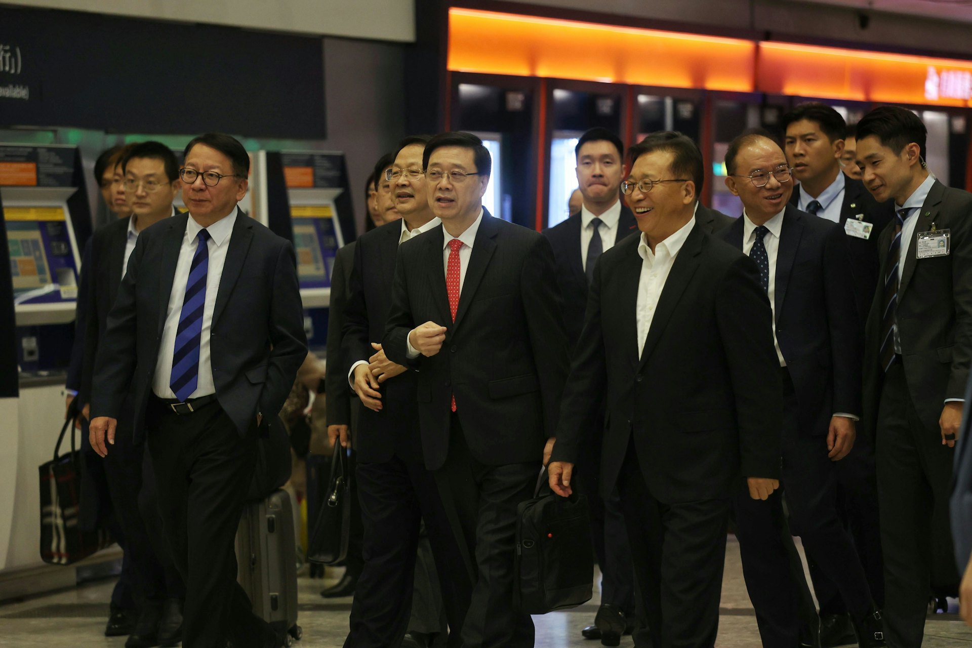 特首李家超和政務司司長陳國基帶領約50人的工商界代表團,前往大灣區考察。﹙陳葦慈攝﹚ 特首李家超和政務司司長陳國基帶領約50人的工商界代表團,前往大灣區考察。﹙陳葦慈攝﹚