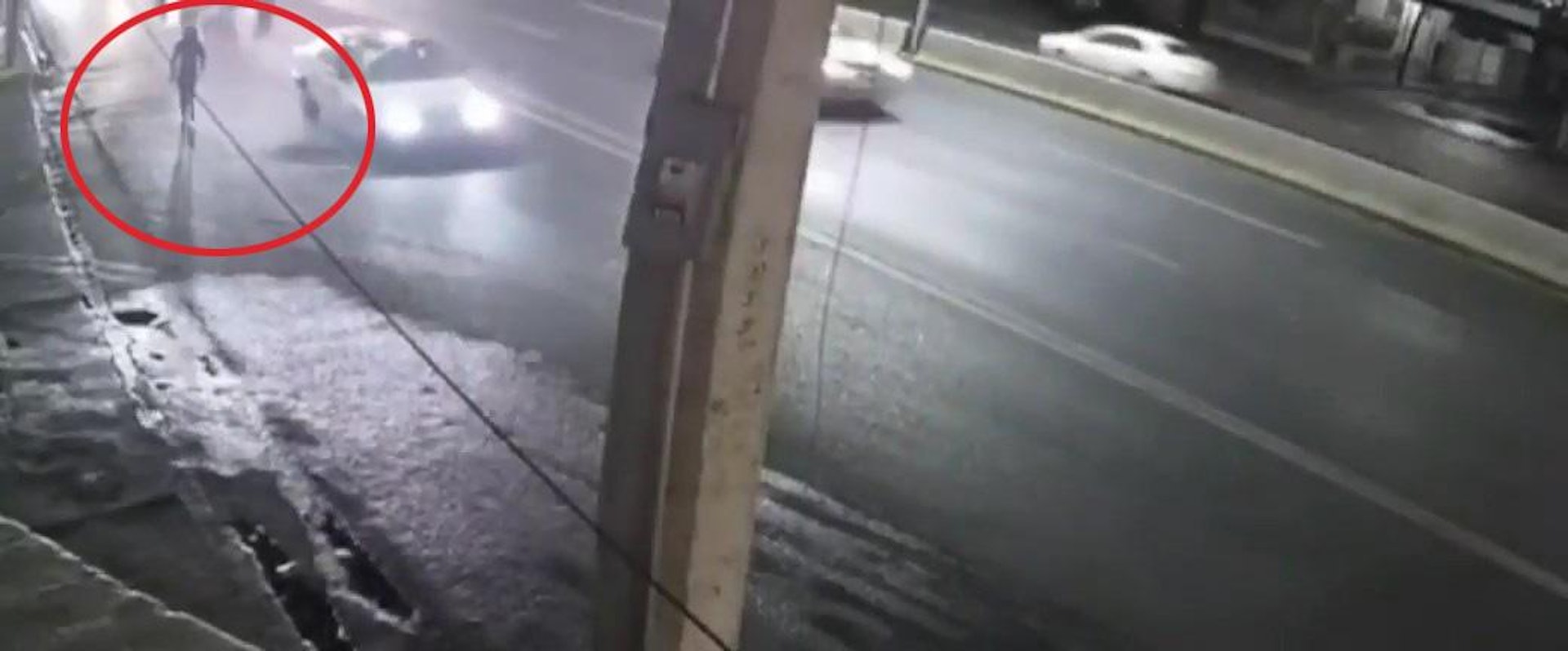墨西哥有18歲女生全裸在繁忙馬路上行走,結果被汽車撞到。(影片截圖) 墨西哥有18歲女生全裸在繁忙馬路上行走,結果被汽車撞到。(影片截圖)