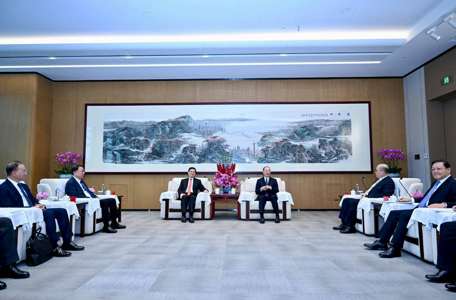 廣東省委書記黃坤明、副書記王偉中與行政長官李家超、中聯辦主任鄭雁雄率領的香港工商界代表團會面。(中聯辦) 廣東省委書記黃坤明、副書記王偉中與行政長官李家超、中聯辦主任鄭雁雄率領的香港工商界代表團會面。(中聯辦)