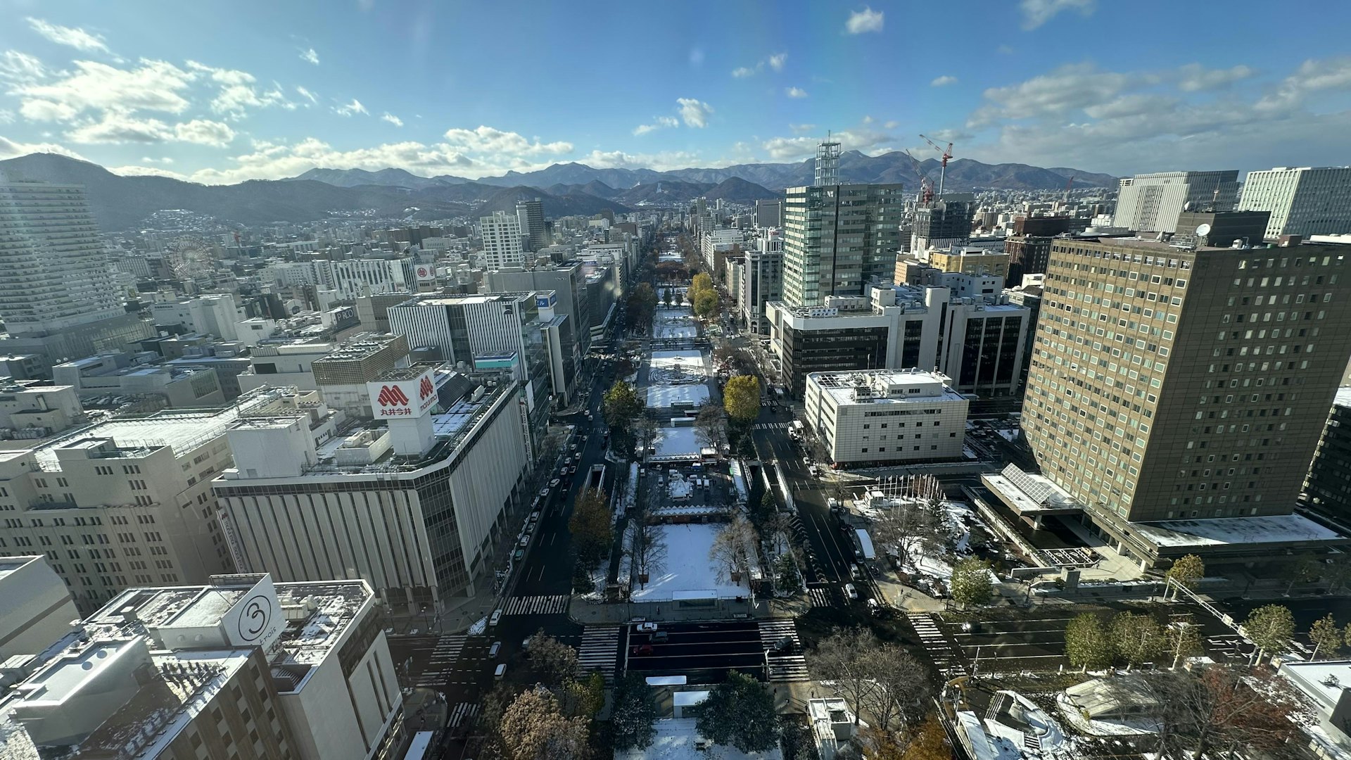 從札幌電視塔上的觀景台望向大通公園一帶。(讀者提供) 從札幌電視塔上的觀景台望向大通公園一帶。(讀者提供)