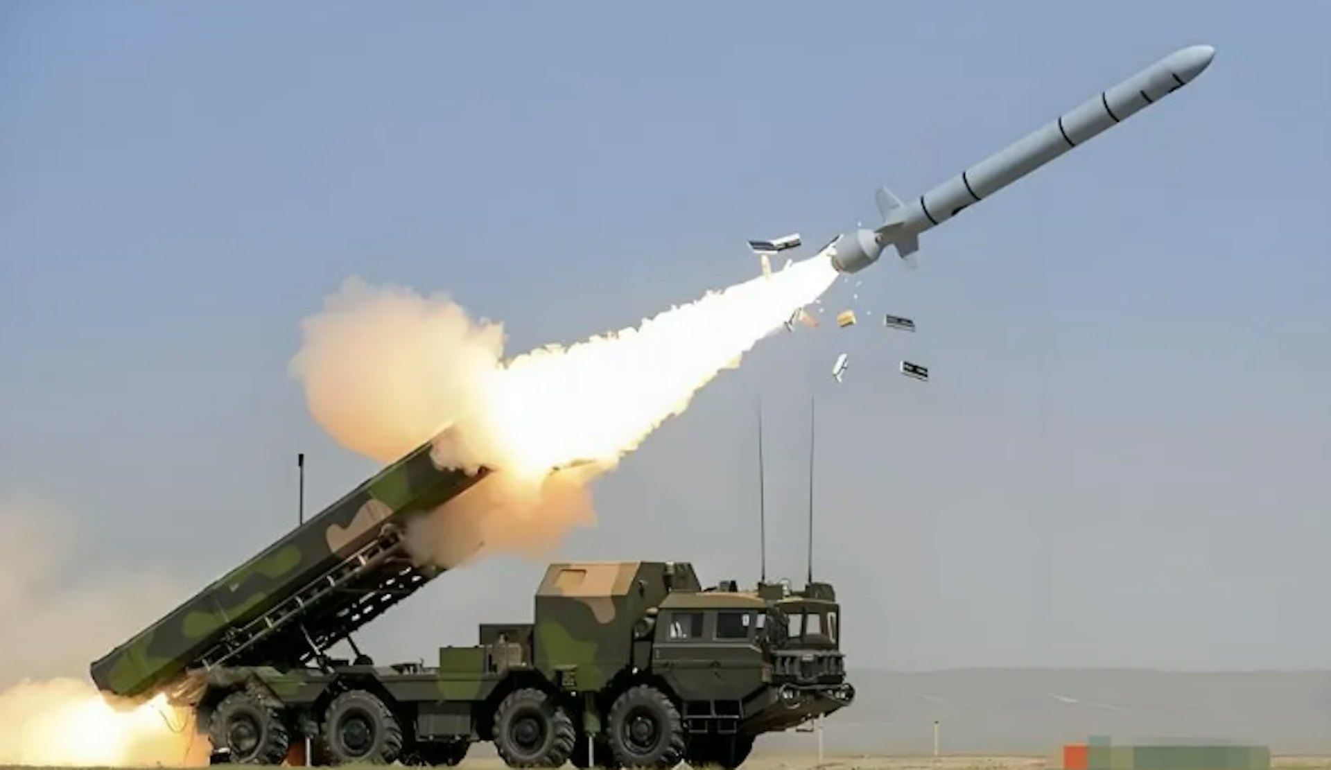 东风-100是一款超音速巡航导弹,是中国军队精确打击武器。 (腾讯网)