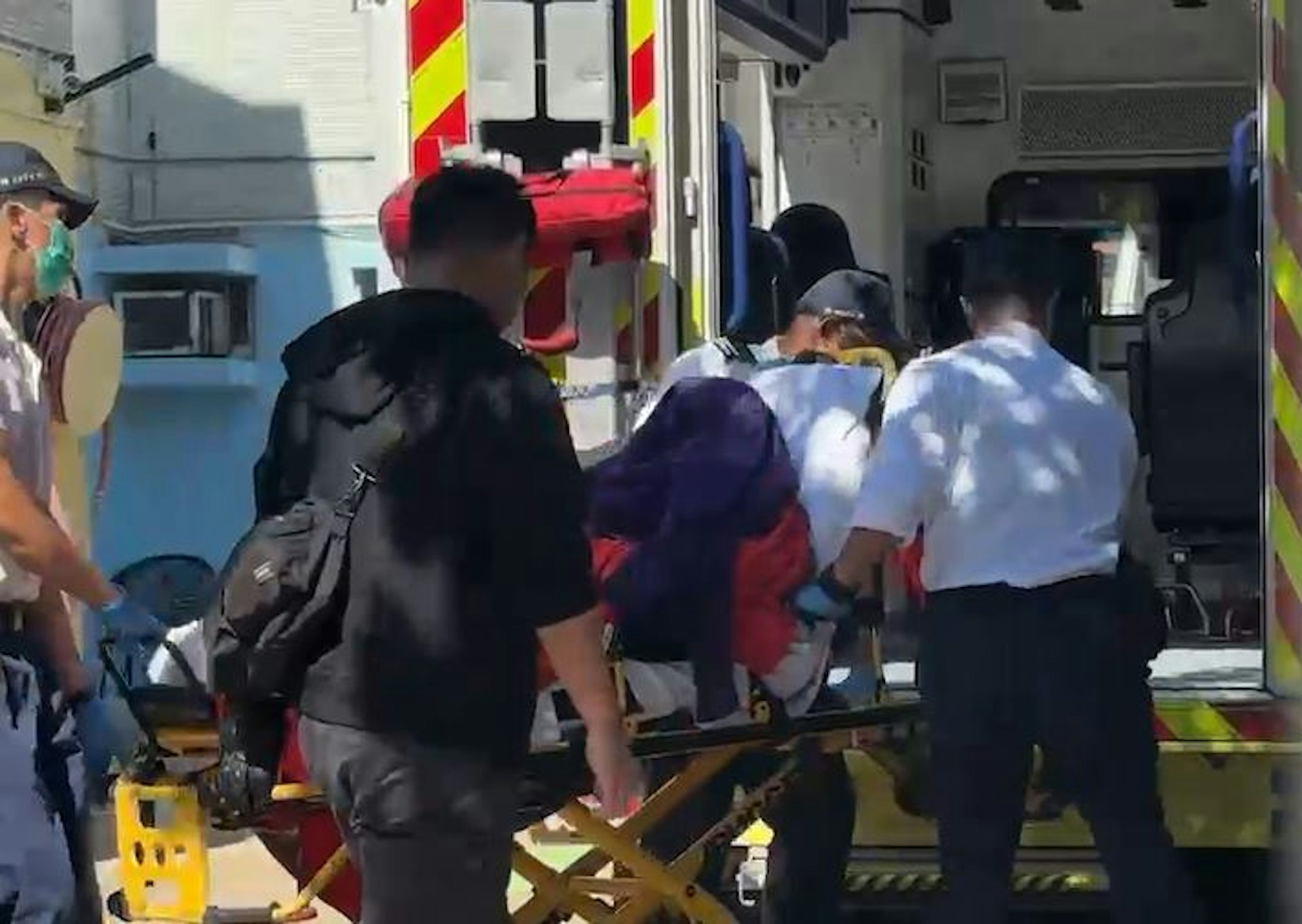 涉案男子面擦傷送院。(馬耀文攝) 涉案男子面擦傷送院。(馬耀文攝)