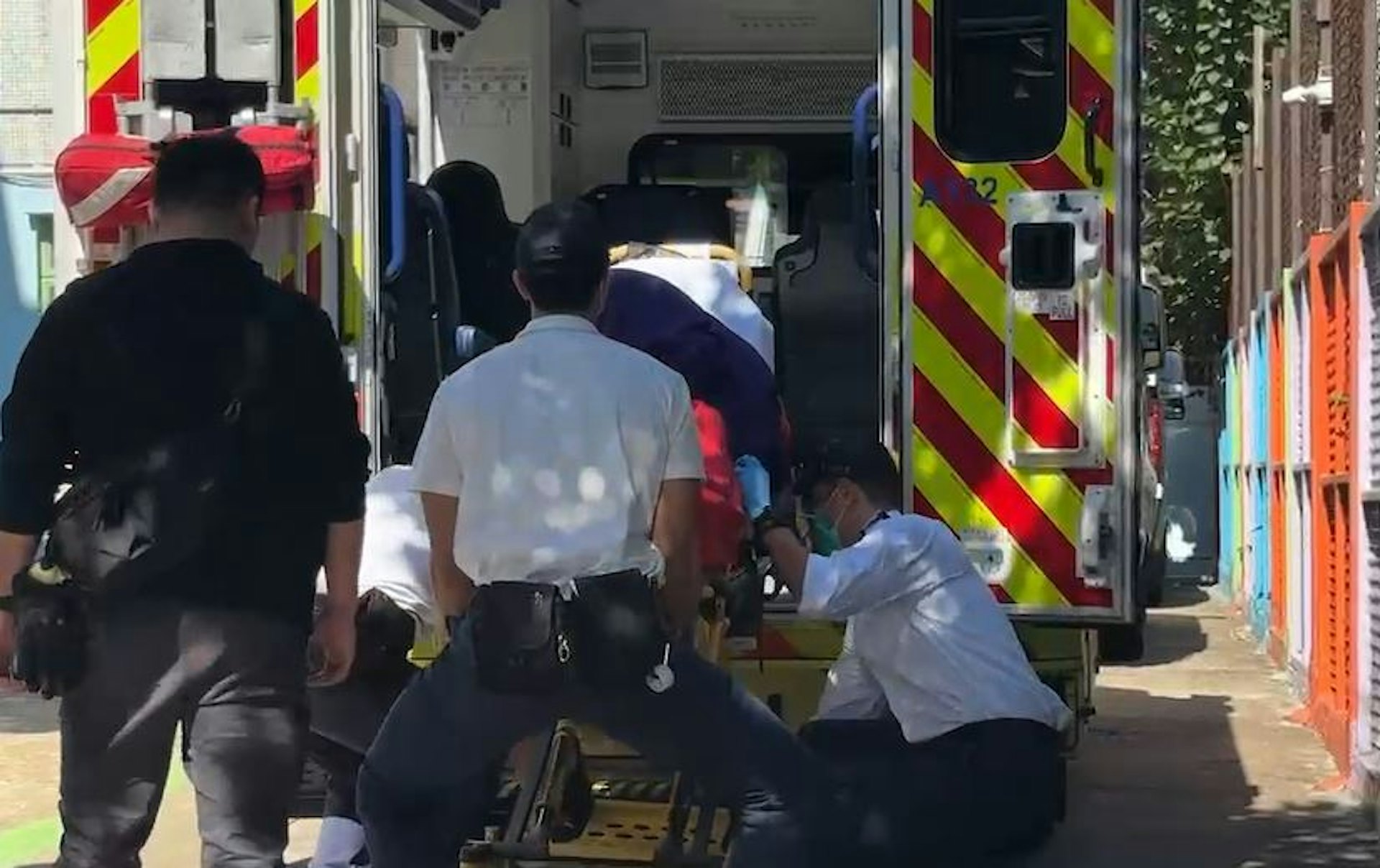 涉案男子面擦傷送院。(馬耀文攝) 涉案男子面擦傷送院。(馬耀文攝)