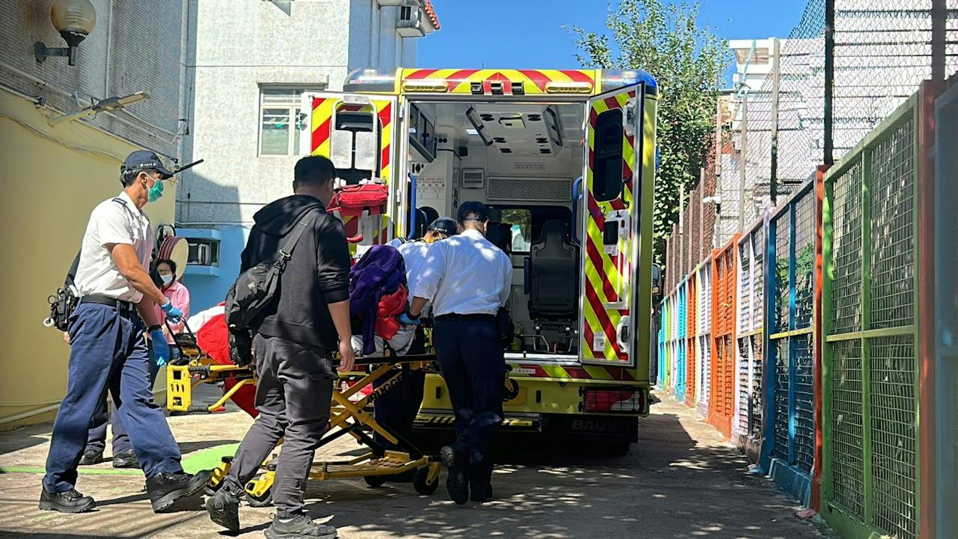 涉案男子面擦傷送院。(羅敏妍攝) 涉案男子面擦傷送院。(羅敏妍攝)