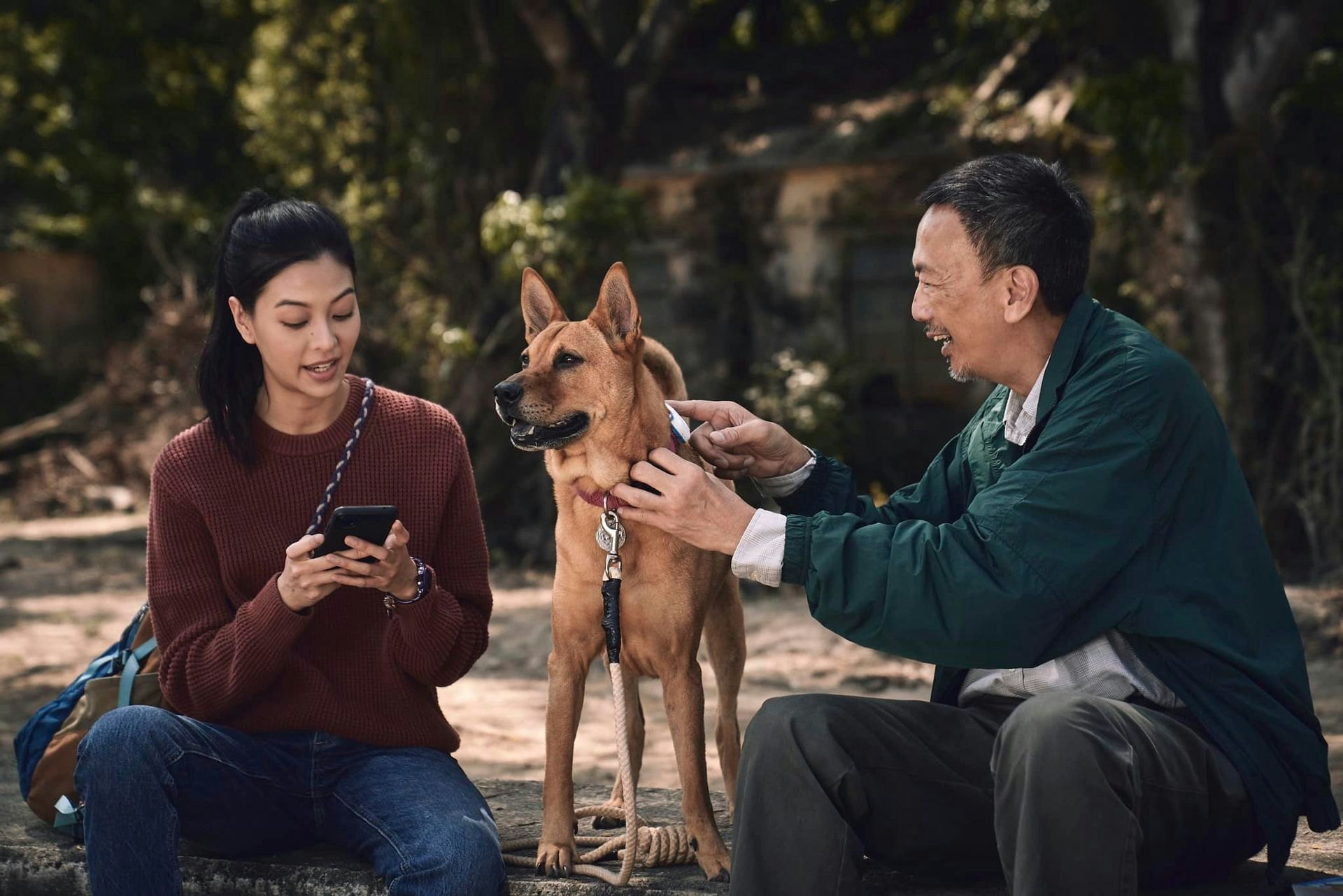 佳叔漸漸地明白了「燒腩」對他的感情,可能比身邊的人更親近。(《得寵先生》劇照) 佳叔漸漸地明白了「燒腩」對他的感情,可能比身邊的人更親近。(《得寵先生》劇照)