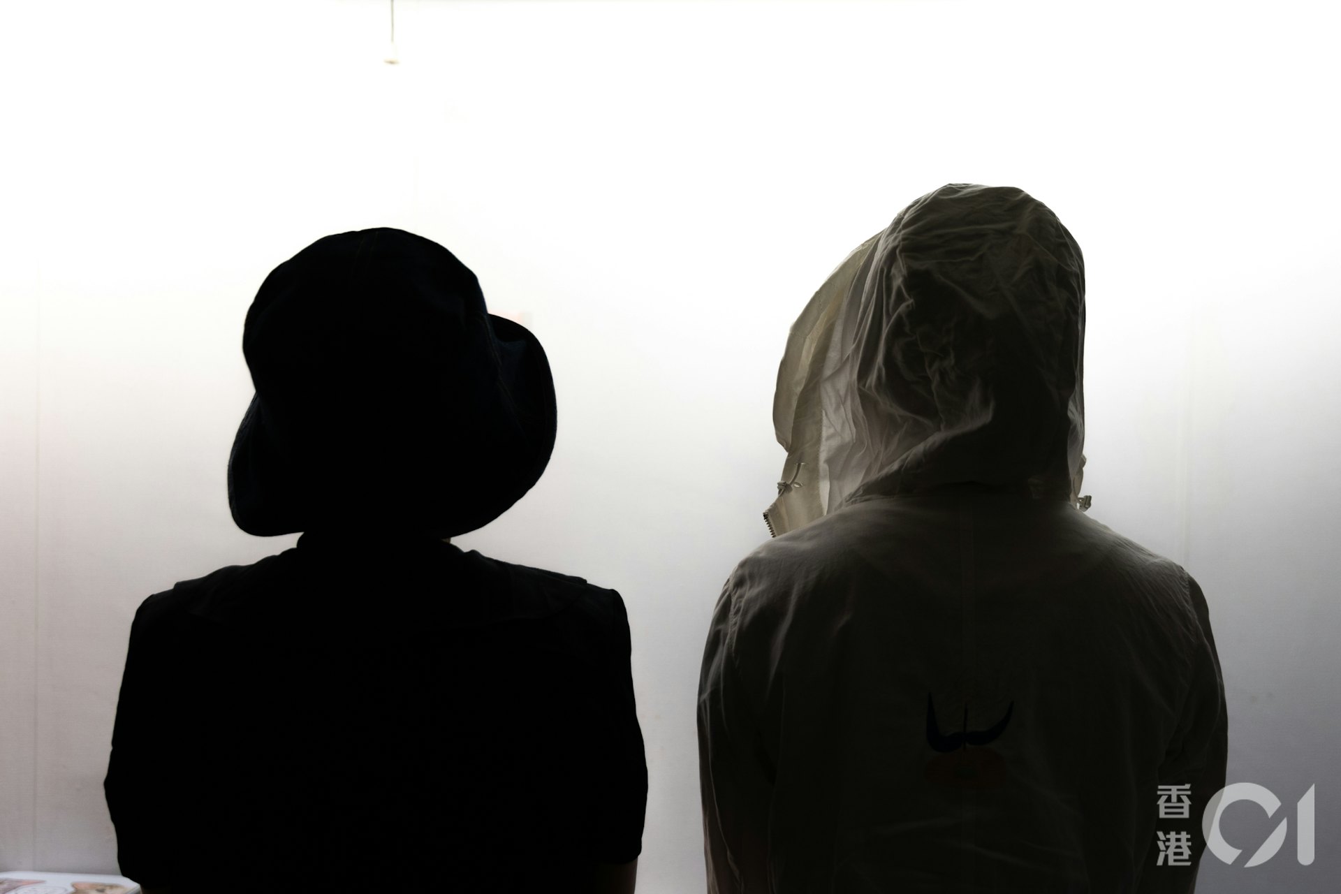 敏敏(左)及琪琪(右)是外勞護理員,分別經歷過要將部份人工「回水」給僱主、見過工友因向勞工處舉報被針對、每日超時工作等。(梁鵬威攝) 敏敏(左)及琪琪(右)是外勞護理員,分別經歷過要將部份人工「回水」給僱主、見過工友因向勞工處舉報被針對、每日超時工作等。(梁鵬威攝)