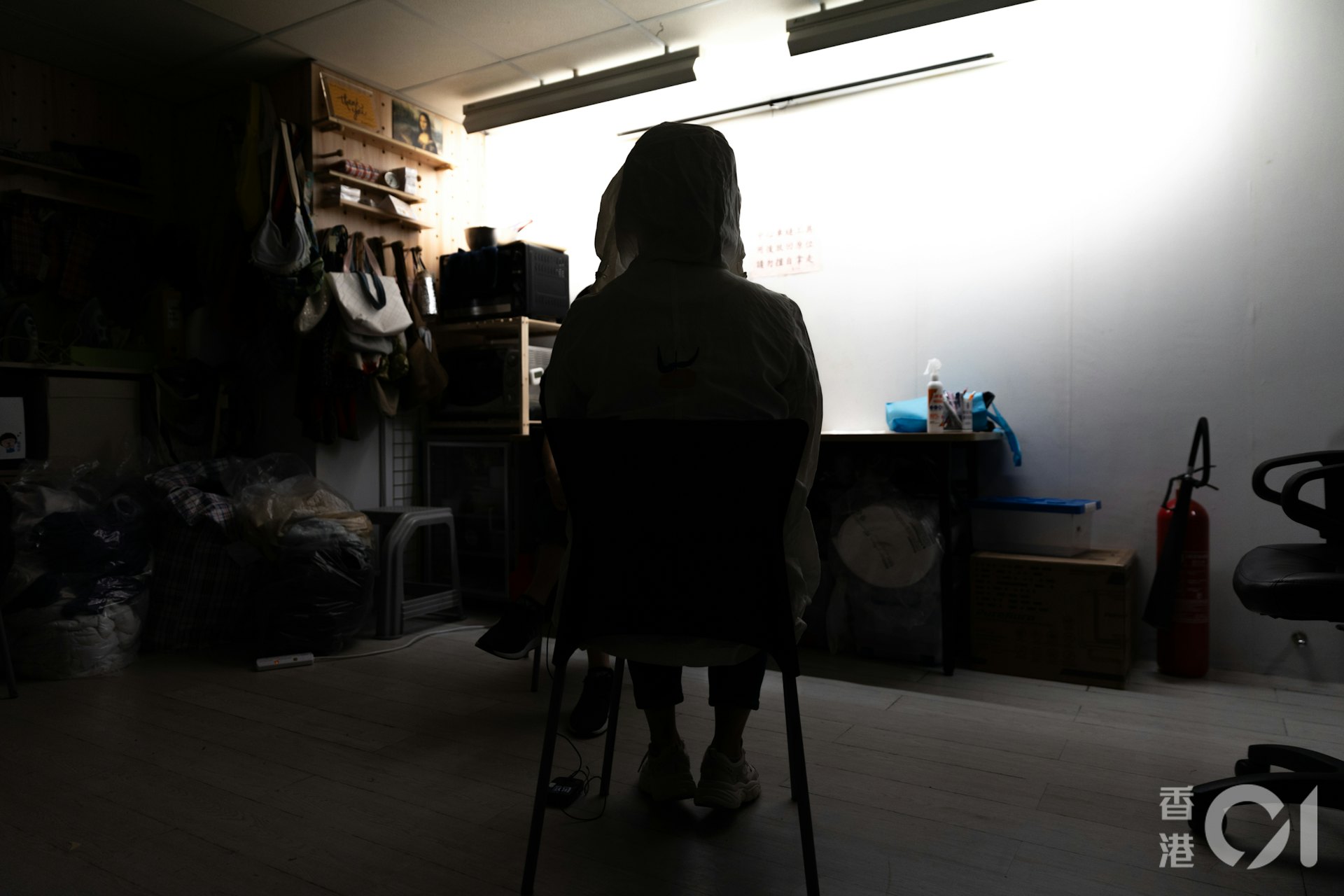 琪琪見過有外勞同事到勞工處舉報,事後院長開始挑剔該同事的工作,還聯院舍內其他本地員工對他惡言相向,那位同事最終遭發兩封警告信後解僱。(梁鵬威攝) 琪琪見過有外勞同事到勞工處舉報,事後院長開始挑剔該同事的工作,還聯院舍內其他本地員工對他惡言相向,那位同事最終遭發兩封警告信後解僱。(梁鵬威攝)