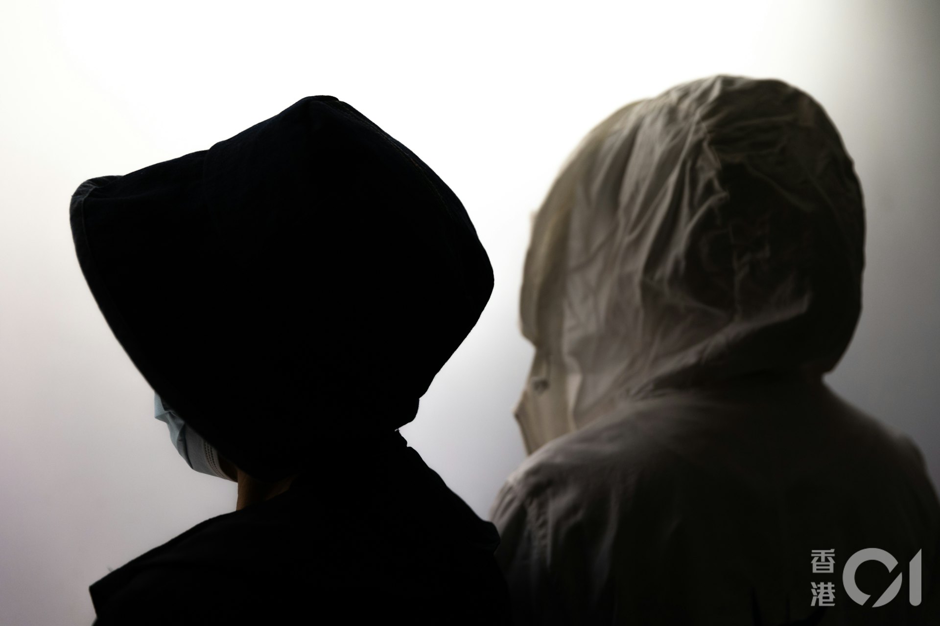 敏敏(左)及琪琪(右)是外勞護理員,分別經歷過要將部份人工「回水」給僱主、見過工友因向勞工處舉報被針對、每日超時工作等。(梁鵬威攝) 敏敏(左)及琪琪(右)是外勞護理員,分別經歷過要將部份人工「回水」給僱主、見過工友因向勞工處舉報被針對、每日超時工作等。(梁鵬威攝)