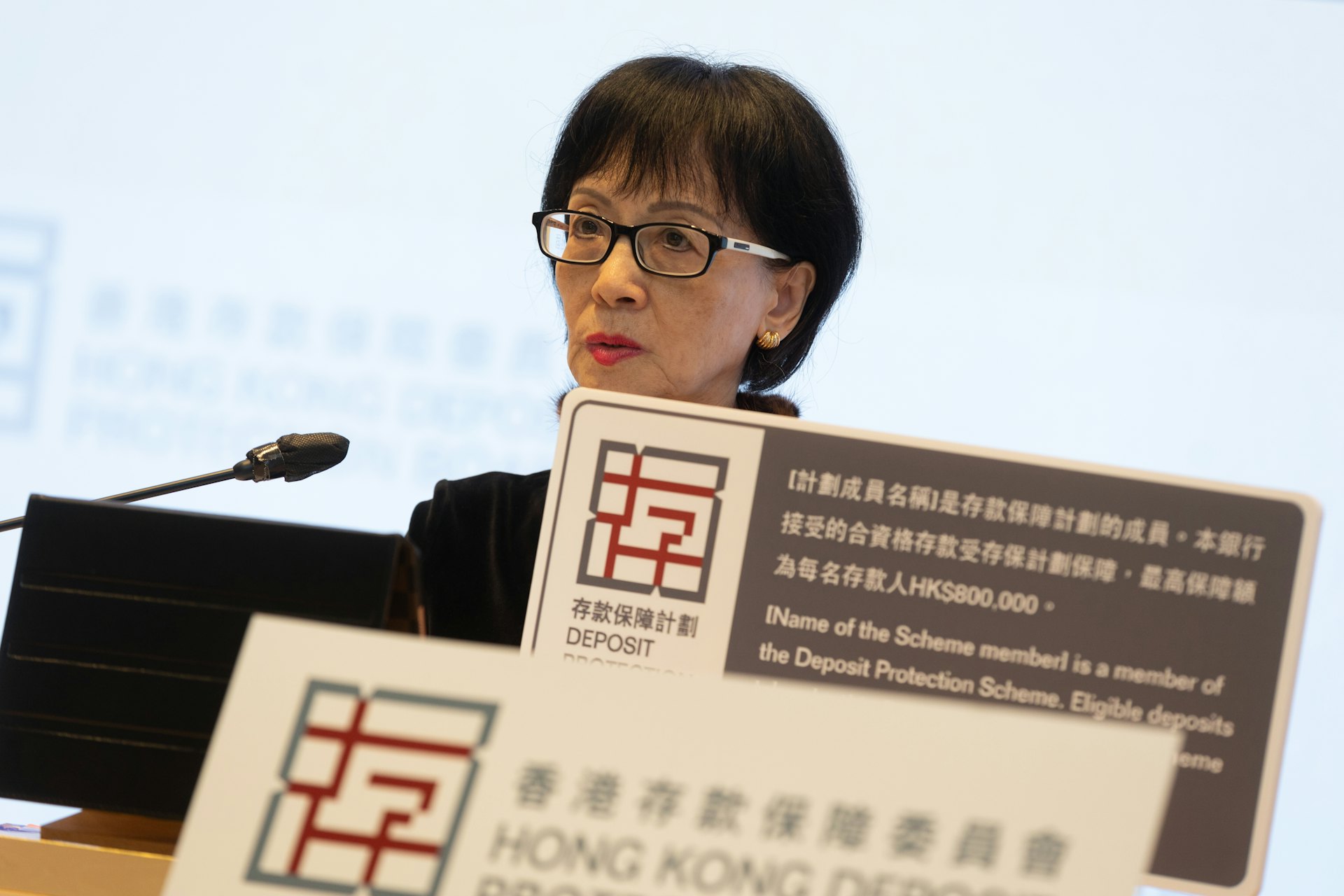 存保會主席劉燕卿表示,面對市場息口下降,不一定代表港人會減少儲蓄習慣,因為環球投資仍有不穩定因素。﹙廖雁雄攝﹚ 存保會主席劉燕卿表示,面對市場息口下降,不一定代表港人會減少儲蓄習慣,因為環球投資仍有不穩定因素。﹙廖雁雄攝﹚