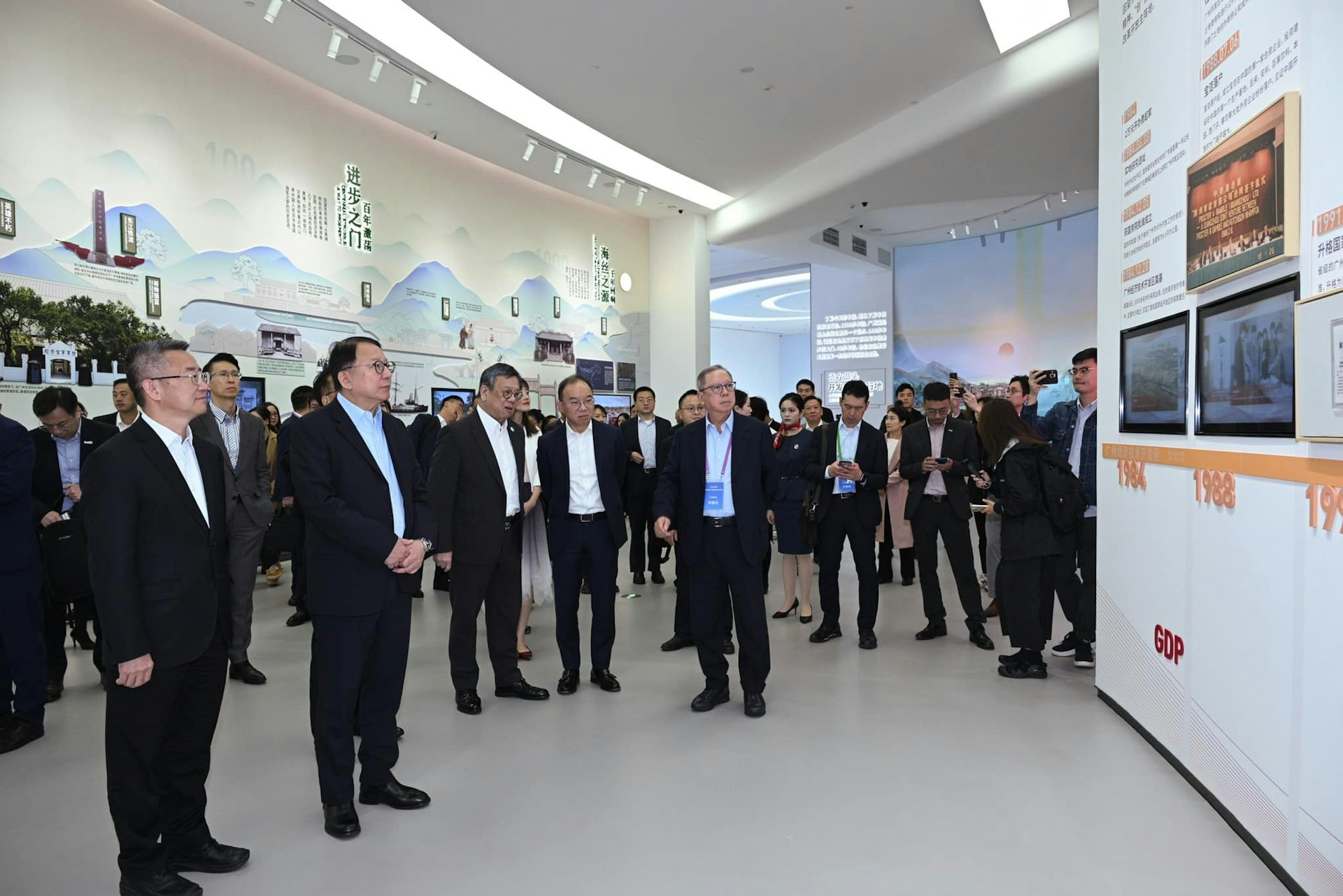 特區政府與香港工商界大灣區考察團第二日行程。(陳國基Facebook) 特區政府與香港工商界大灣區考察團第二日行程。(陳國基Facebook)