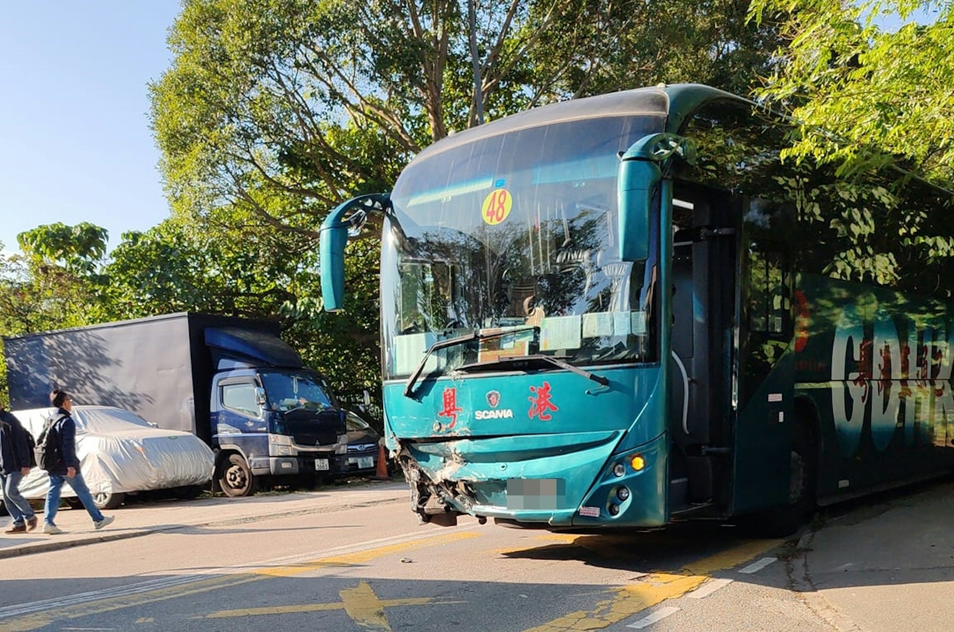 旅遊巴右邊車頭損毀。(Tommewu Wu圖片) 旅遊巴右邊車頭損毀。(Tommewu Wu圖片)