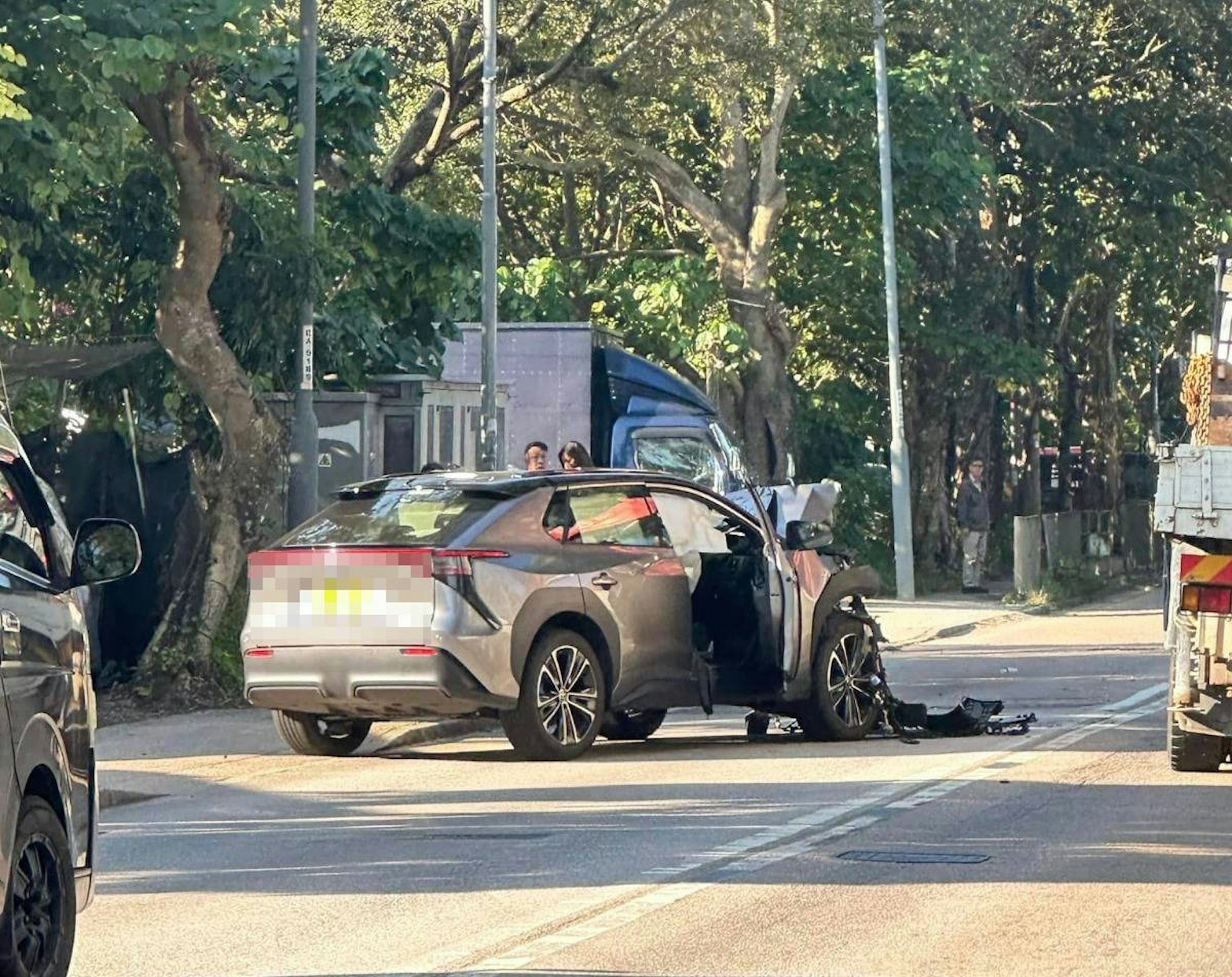 私家車車頭損毀嚴重。(Facebook「粉嶺皇后山關注組」圖片) 私家車車頭損毀嚴重。(Facebook「粉嶺皇后山關注組」圖片)