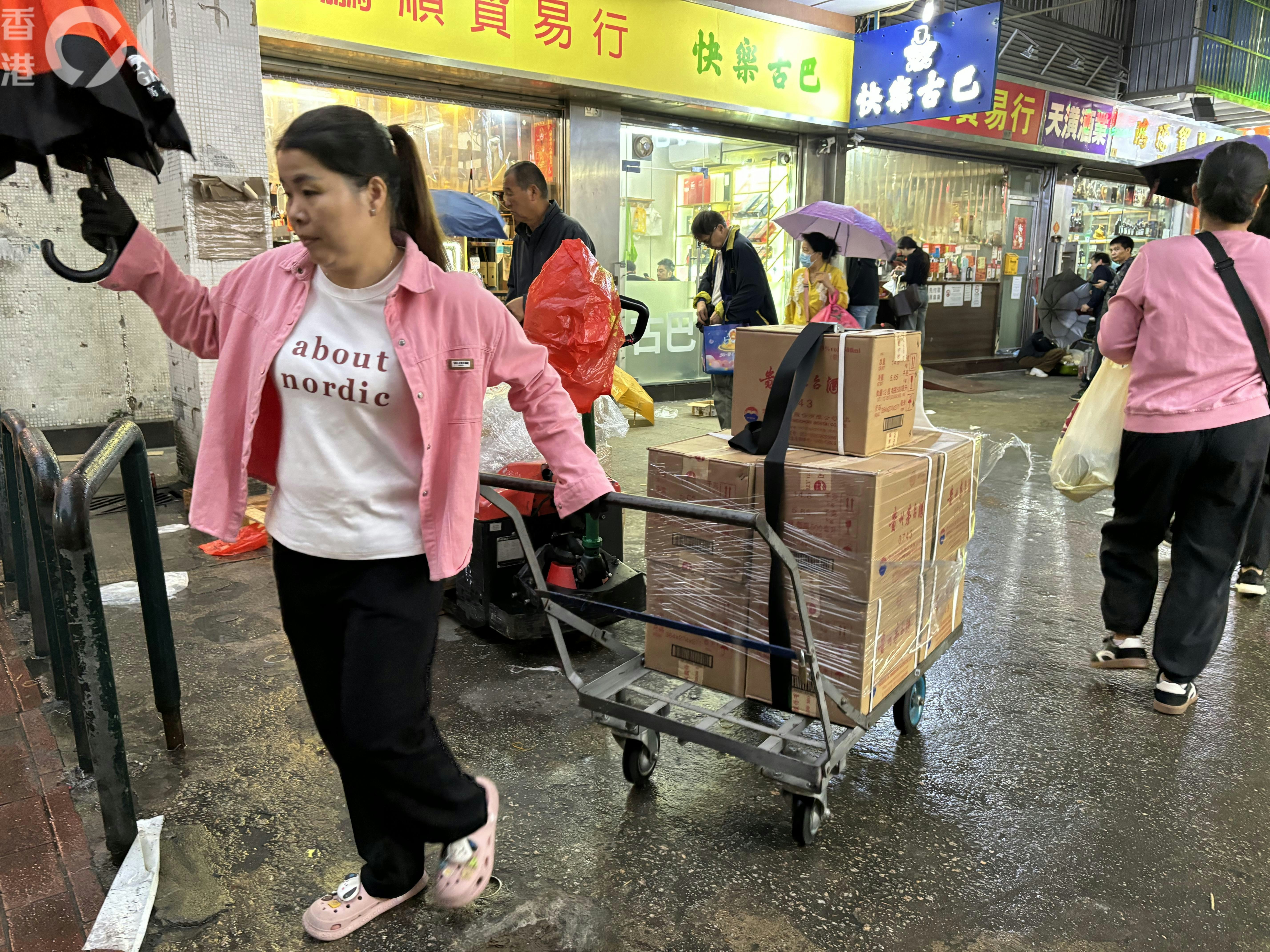 在澳門關閘附近的「水貨街」，到處可見一箱箱的茅台。（譚曉彤攝）