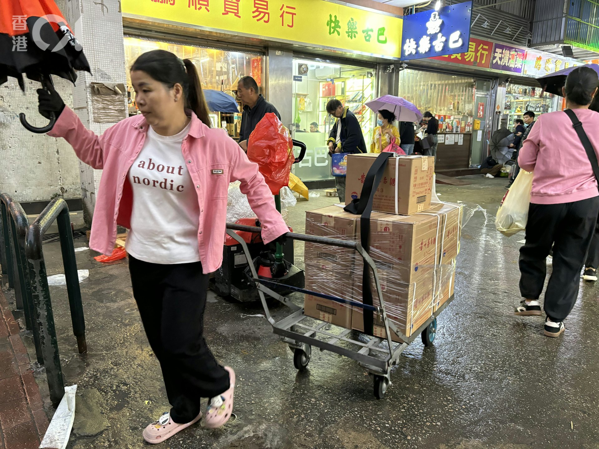 在澳門關閘附近的「水貨街」,到處可見一箱箱的茅台。(譚曉彤攝) 在澳門關閘附近的「水貨街」,到處可見一箱箱的茅台。(譚曉彤攝)